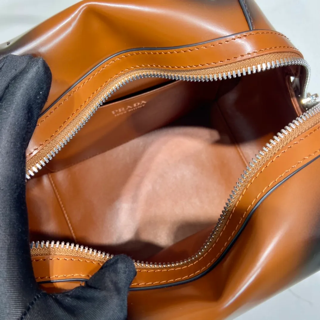 💰1800👏Gradient bowling ball👏1BA366 new gradient color🎉 This handbag with exquisite lines will be unveiled at the 2022 autumn and winter fashion show. Equipped with a detachable and adjustable long shoulder strap that can be carried by hand/cross-body. The elegant silhouette features a hand-painted finish that accentuates geometric lines and three-dimensional effects. Casual and stylish. Large capacity space. Everything you need for daily use can be accommodated! Babies. Hurry up and get it🎉🎉, length 25.5x height 18x ​​base 13.5cm🎉🎉🎉👏👏👏 👏