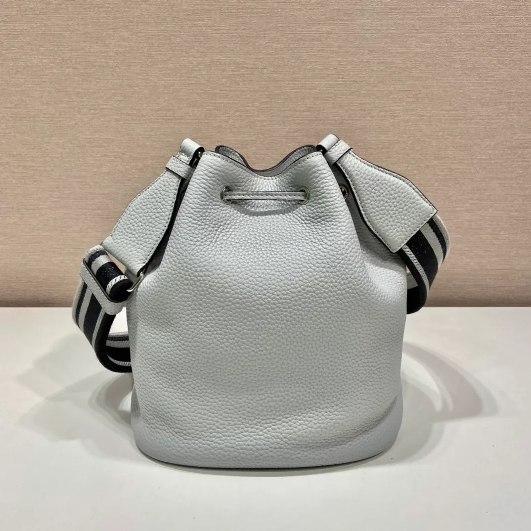 💰1700🎉New double shoulder straps🎉1BE060 double shoulder straps🎉 This bucket double shoulder strap is made of imported deerskin grain cowhide and equipped with two interchangeable and adjustable long shoulder straps. The combination of fabric webbing and cowhide is perfect😘, versatile for mixing and matching different clothes on different occasions😘, large capacity, many compartments, super soft feel🎉Hurry up and get it🎉Length 20xH 25 bottom 14cm🎉🎉🎉