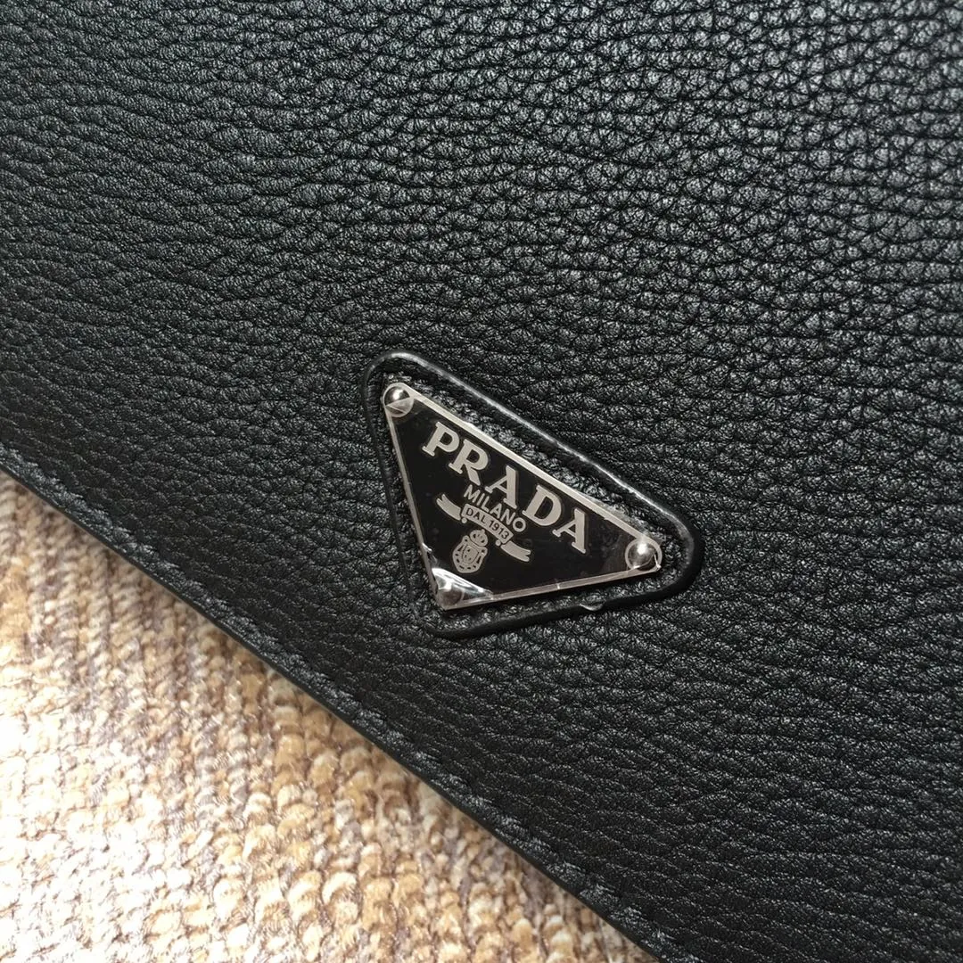 💰1120, P’s new handbag 001A, black, top quality, synchronized with counters, imported deerskin pattern, full leather inside and outside, 175 OEM code, top color hardware, length 26X height 18cmx5.5cm