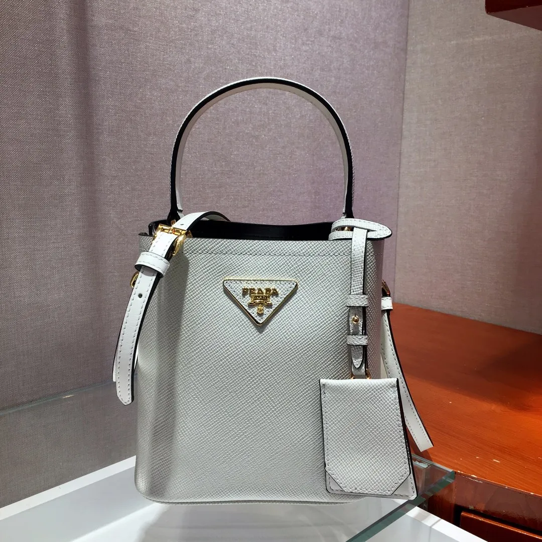 💰1700🔆Exclusive first release🔆1BA217 mini size💋Original item🤙🤙Made of imported Saffiano leather material, removable shoulder strap, leather nameplate and metal logo complement each other. Leather-covered central pocket with magnetic buckle. Saffiano leather triangle logo. Contrast color nappa leather lining. This Double handbag has an elegant style, eye-catching and unique. It is also a popular style🙋🏻🙋🏻Length 17x Height 18X Bottom 10.5cm