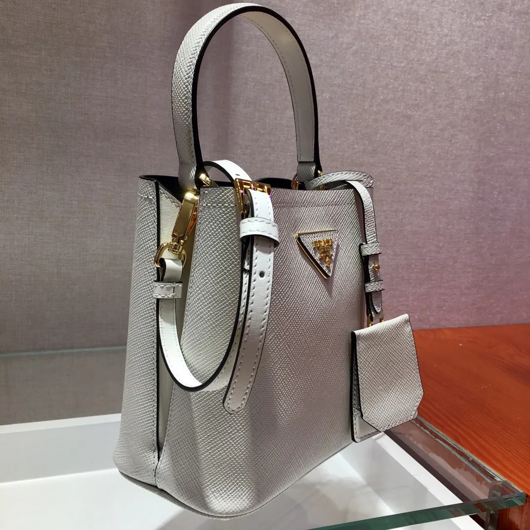 💰1700🔆Exclusive first release🔆1BA217 mini size💋Original item🤙🤙Made of imported Saffiano leather material, removable shoulder strap, leather nameplate and metal logo complement each other. Leather-covered central pocket with magnetic buckle. Saffiano leather triangle logo. Contrast color nappa leather lining. This Double handbag has an elegant style, eye-catching and unique. It is also a popular style🙋🏻🙋🏻Length 17x Height 18X Bottom 10.5cm