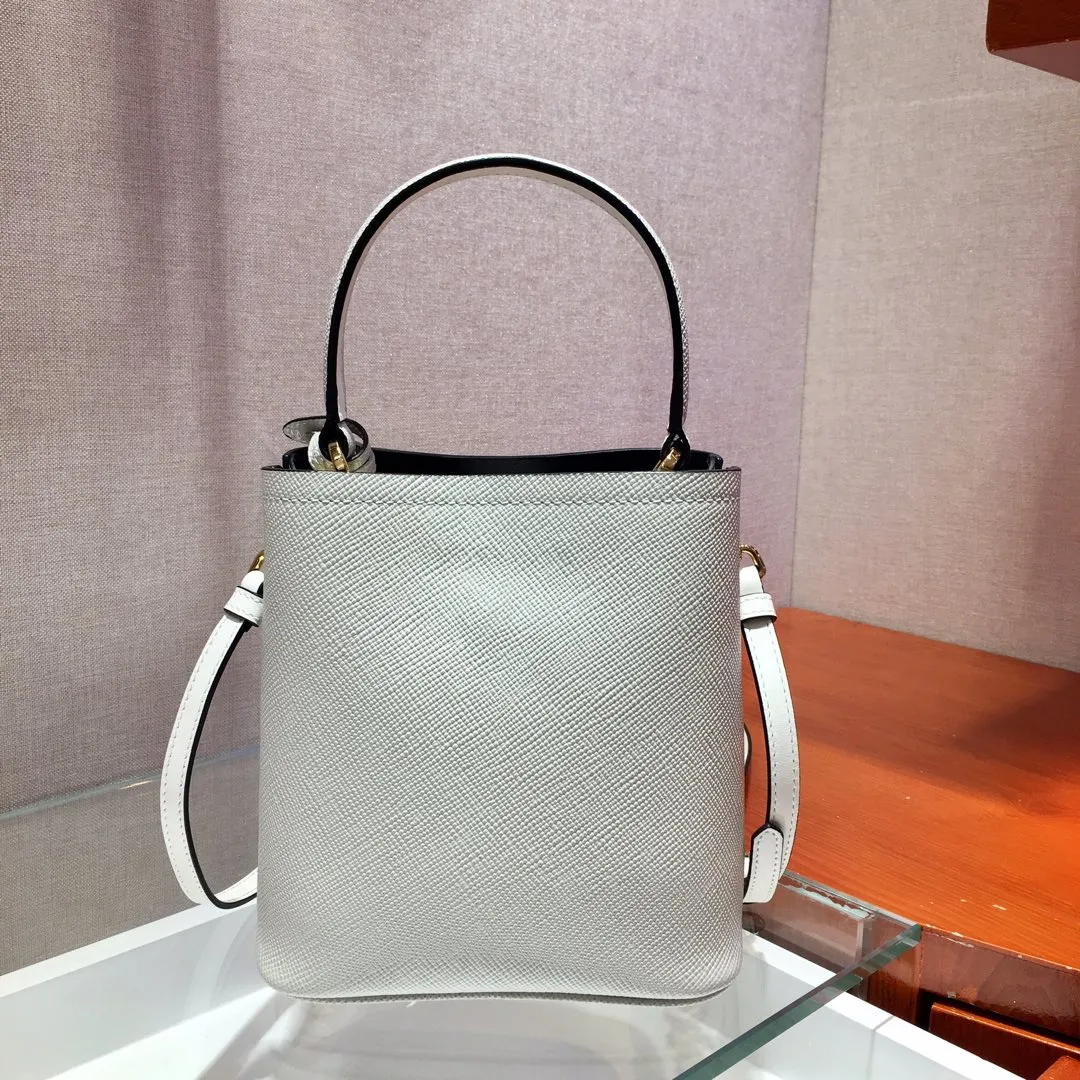 💰1700🔆Exclusive first release🔆1BA217 mini size💋Original item🤙🤙Made of imported Saffiano leather material, removable shoulder strap, leather nameplate and metal logo complement each other. Leather-covered central pocket with magnetic buckle. Saffiano leather triangle logo. Contrast color nappa leather lining. This Double handbag has an elegant style, eye-catching and unique. It is also a popular style🙋🏻🙋🏻Length 17x Height 18X Bottom 10.5cm