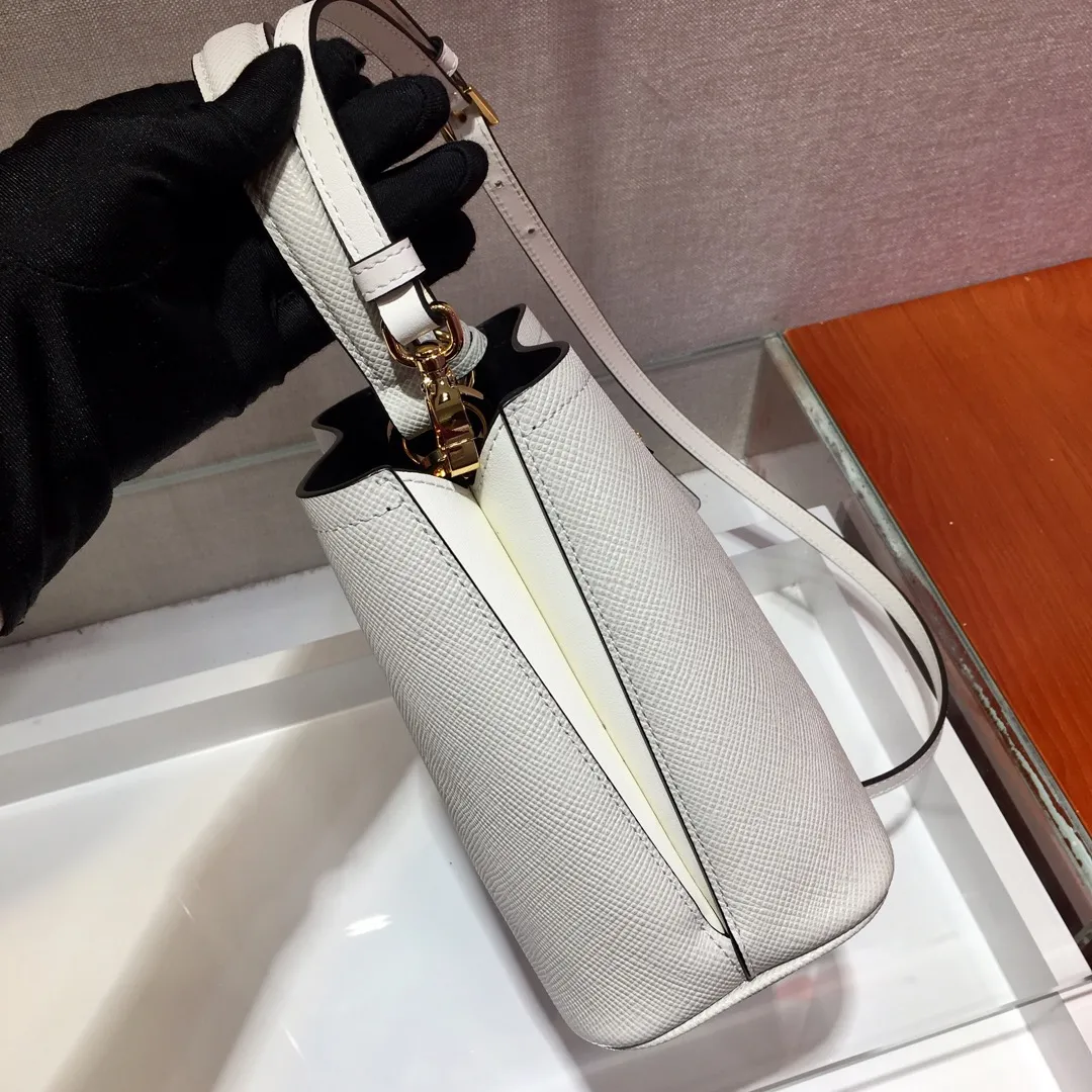 💰1700🔆Exclusive first release🔆1BA217 mini size💋Original item🤙🤙Made of imported Saffiano leather material, removable shoulder strap, leather nameplate and metal logo complement each other. Leather-covered central pocket with magnetic buckle. Saffiano leather triangle logo. Contrast color nappa leather lining. This Double handbag has an elegant style, eye-catching and unique. It is also a popular style🙋🏻🙋🏻Length 17x Height 18X Bottom 10.5cm
