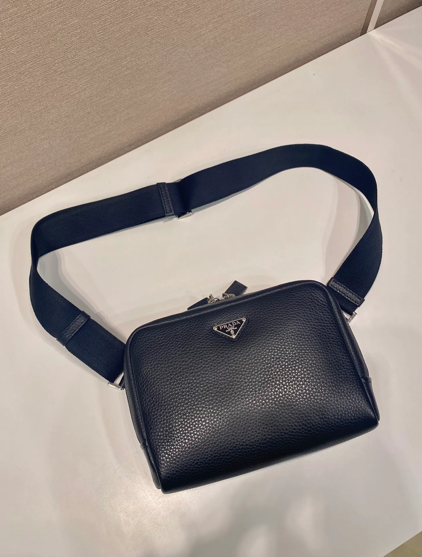 💰1320🎉New chest bag🎉2VH181 large size🎉🎉 This leather shoulder bag chest bag adopts fashionable and smooth line design and layered silhouette, with adjustable webbing and imported deerskin cowhide. It feels comfortable and luxurious, and can be used as a chest bag or shoulder bag. Large capacity space. The upper body effect is fashionable and trendy, and it is a popular style that will never go out of style🎉🎉 Length 24x Height 16.5x Bottom 7cm🎉🎉🎉👏👏👏