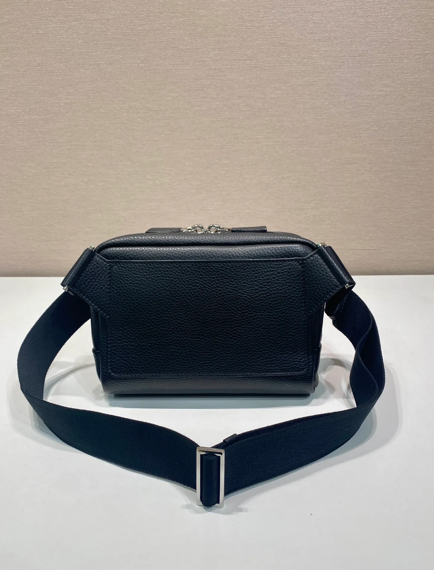 💰1320🎉New chest bag🎉2VH181 large size🎉🎉 This leather shoulder bag chest bag adopts fashionable and smooth line design and layered silhouette, with adjustable webbing and imported deerskin cowhide. It feels comfortable and luxurious, and can be used as a chest bag or shoulder bag. Large capacity space. The upper body effect is fashionable and trendy, and it is a popular style that will never go out of style🎉🎉 Length 24x Height 16.5x Bottom 7cm🎉🎉🎉👏👏👏
