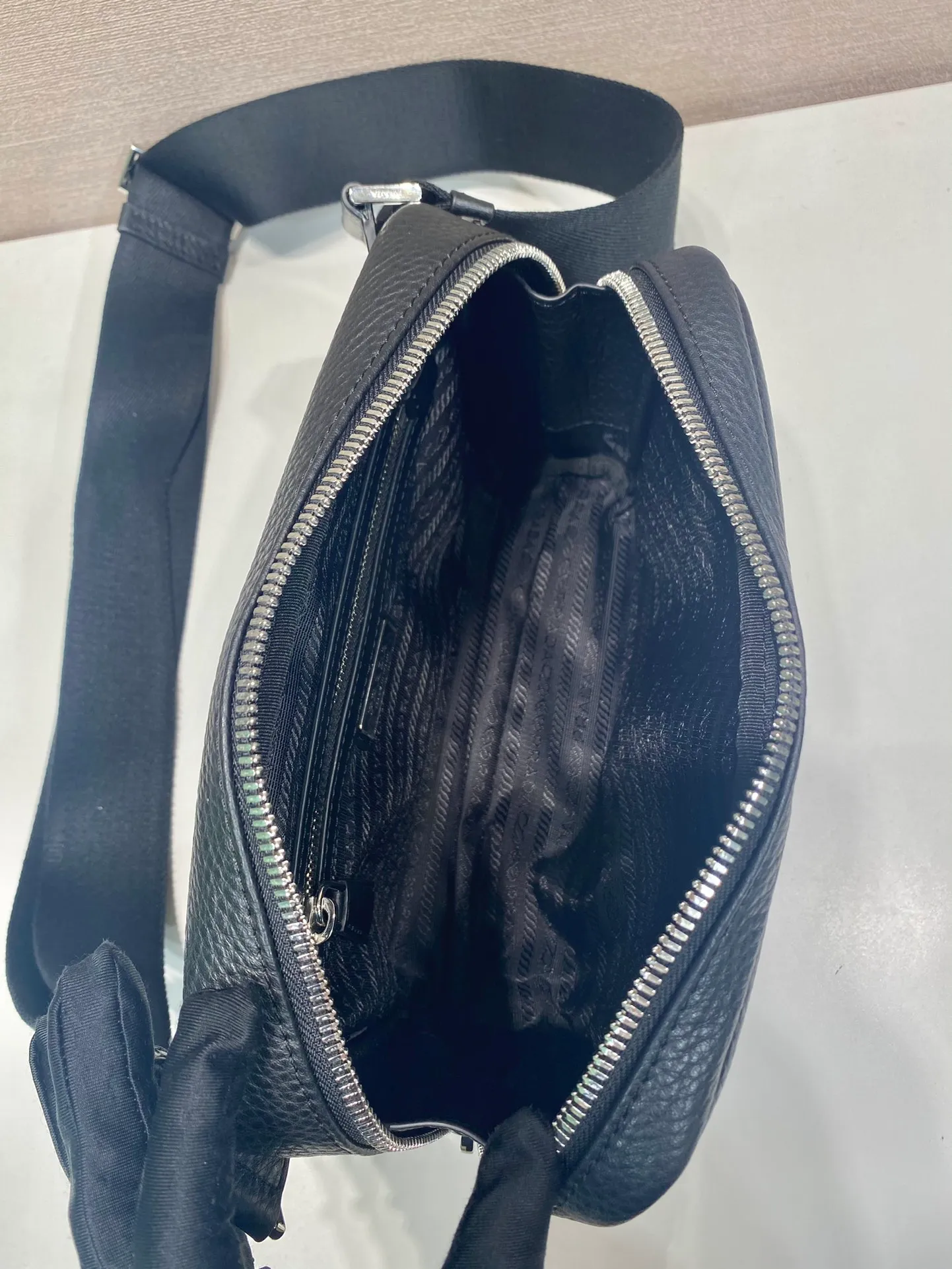 💰1320🎉New chest bag🎉2VH181 large size🎉🎉 This leather shoulder bag chest bag adopts fashionable and smooth line design and layered silhouette, with adjustable webbing and imported deerskin cowhide. It feels comfortable and luxurious, and can be used as a chest bag or shoulder bag. Large capacity space. The upper body effect is fashionable and trendy, and it is a popular style that will never go out of style🎉🎉 Length 24x Height 16.5x Bottom 7cm🎉🎉🎉👏👏👏