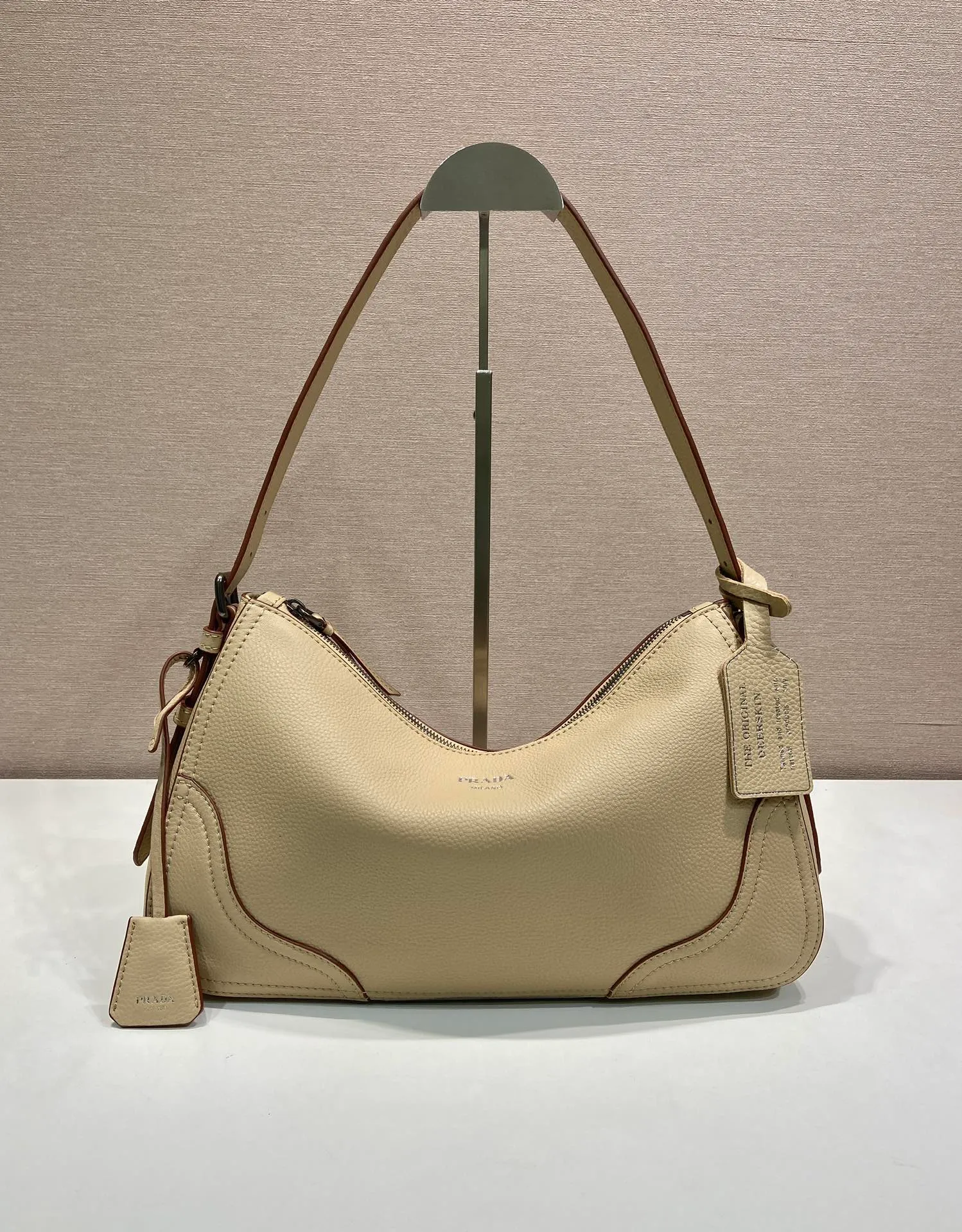 💰1760🎉New🎉1BC280🎉🎉 This new interpretation of the iconic Aimée bag celebrates the P family’s heritage with a design reminiscent of a travel theme. The unique hobo silhouette adds a new element, as the leather is richly textured and exhibits fine, irregular textures for a natural and refined effect. Reinforced corners inspired by travel bags highlight the craftsmanship and timeless character of this style. Detachable keychain/hot tag with large capacity and a popular style that will never go out of style🎉🎉Babies, hurry up and get it🎉🎉 Length 36x Height 20x Bottom 11cm🎉🎉💰💰💰