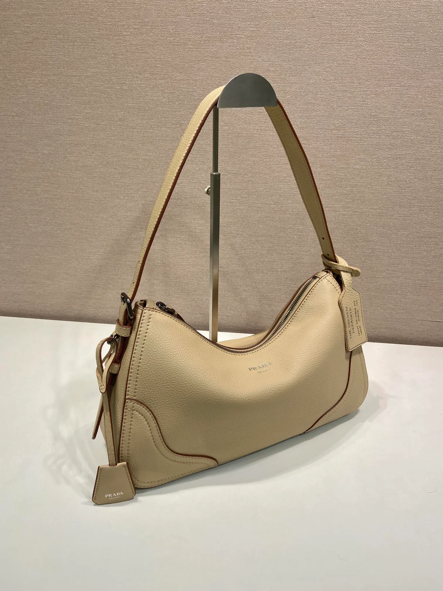💰1760🎉New🎉1BC280🎉🎉 This new interpretation of the iconic Aimée bag celebrates the P family’s heritage with a design reminiscent of a travel theme. The unique hobo silhouette adds a new element, as the leather is richly textured and exhibits fine, irregular textures for a natural and refined effect. Reinforced corners inspired by travel bags highlight the craftsmanship and timeless character of this style. Detachable keychain/hot tag with large capacity and a popular style that will never go out of style🎉🎉Babies, hurry up and get it🎉🎉 Length 36x Height 20x Bottom 11cm🎉🎉💰💰💰