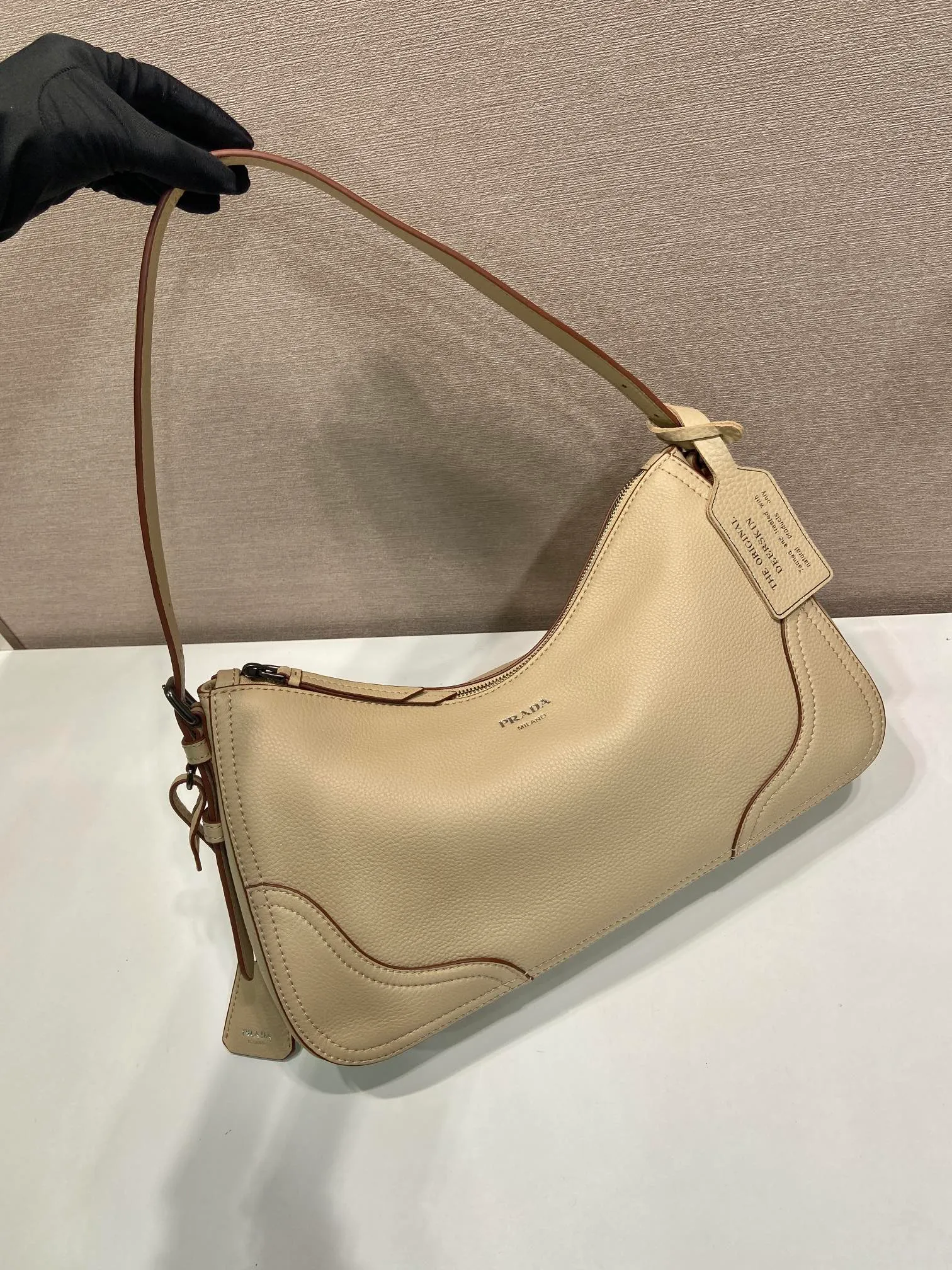 💰1760🎉New🎉1BC280🎉🎉 This new interpretation of the iconic Aimée bag celebrates the P family’s heritage with a design reminiscent of a travel theme. The unique hobo silhouette adds a new element, as the leather is richly textured and exhibits fine, irregular textures for a natural and refined effect. Reinforced corners inspired by travel bags highlight the craftsmanship and timeless character of this style. Detachable keychain/hot tag with large capacity and a popular style that will never go out of style🎉🎉Babies, hurry up and get it🎉🎉 Length 36x Height 20x Bottom 11cm🎉🎉💰💰💰