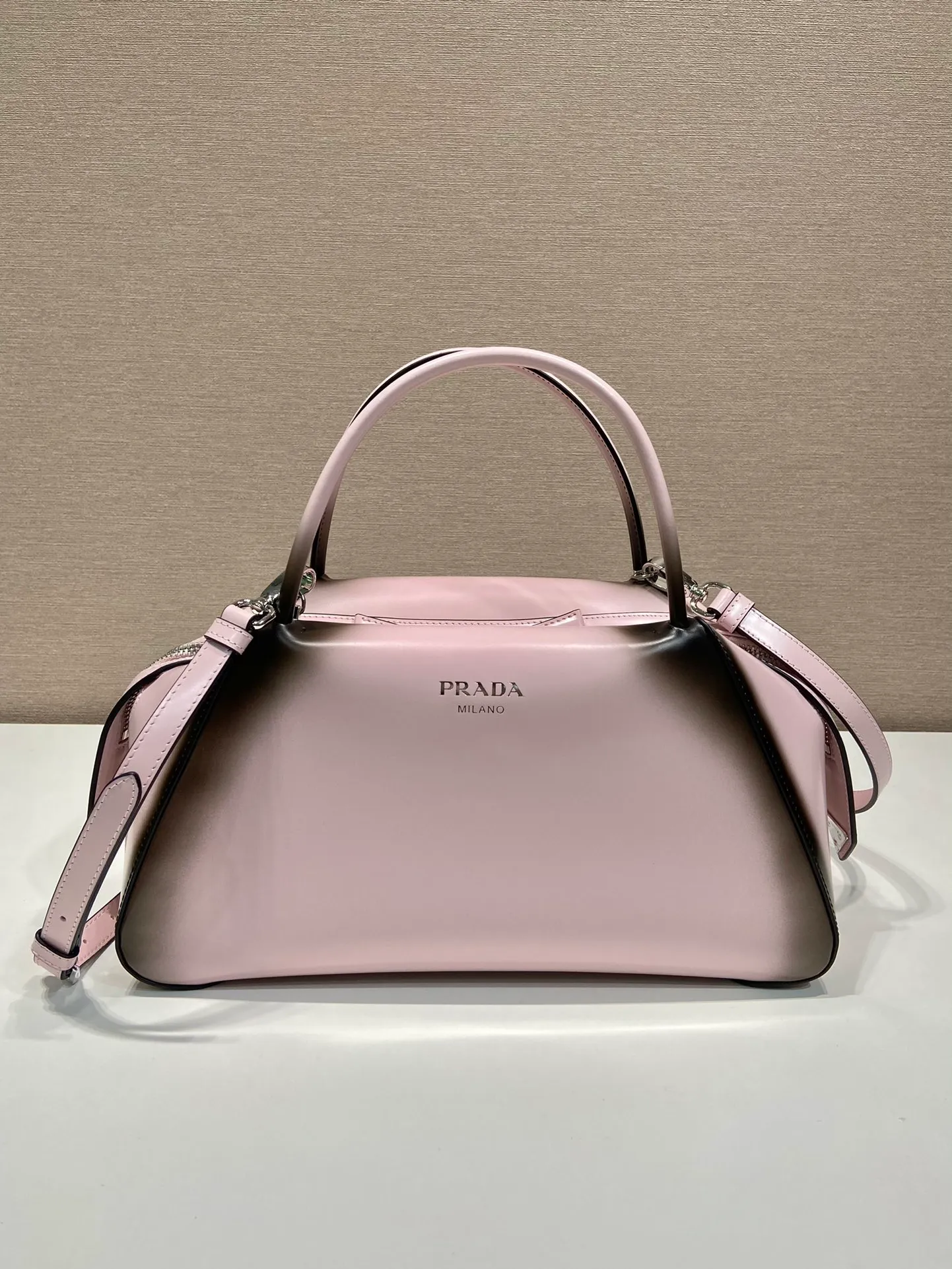 💰1800👏Gradient bowling ball👏1BA365 new medium gradient color🎉 This handbag with exquisite lines will be unveiled at the 2022 autumn and winter fashion show. Equipped with a detachable and adjustable long shoulder strap that can be carried by hand/cross-body. The elegant silhouette features a hand-painted finish that accentuates geometric lines and three-dimensional effects. Casual and stylish. Large capacity space. Everything you need for daily use can be accommodated! Babies. Hurry up and get it🎉🎉, length 31cm high 16x bottom 13.5cm🎉🎉🎉👏👏👏 👏