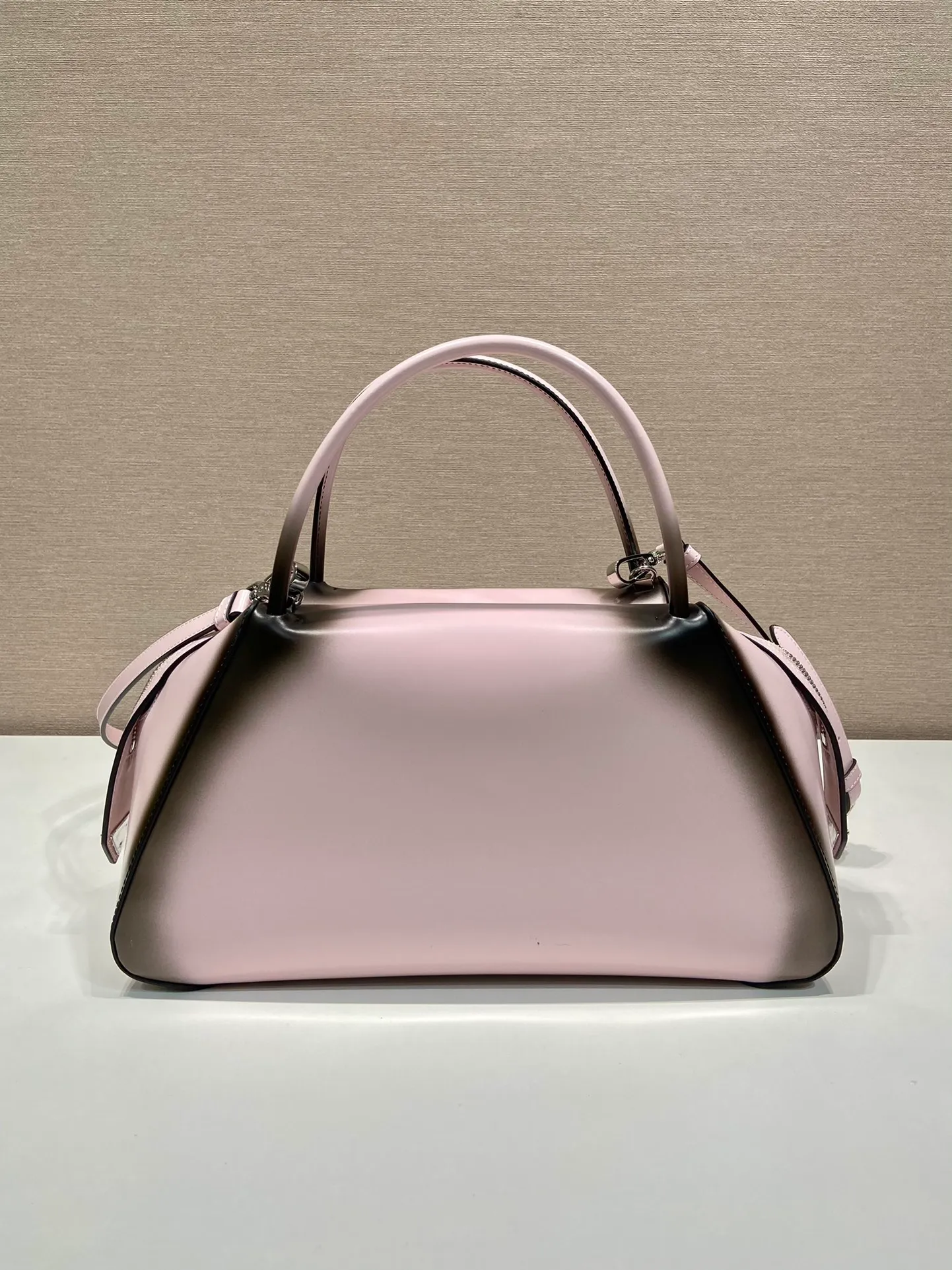 💰1800👏Gradient bowling ball👏1BA365 new medium gradient color🎉 This handbag with exquisite lines will be unveiled at the 2022 autumn and winter fashion show. Equipped with a detachable and adjustable long shoulder strap that can be carried by hand/cross-body. The elegant silhouette features a hand-painted finish that accentuates geometric lines and three-dimensional effects. Casual and stylish. Large capacity space. Everything you need for daily use can be accommodated! Babies. Hurry up and get it🎉🎉, length 31cm high 16x bottom 13.5cm🎉🎉🎉👏👏👏 👏