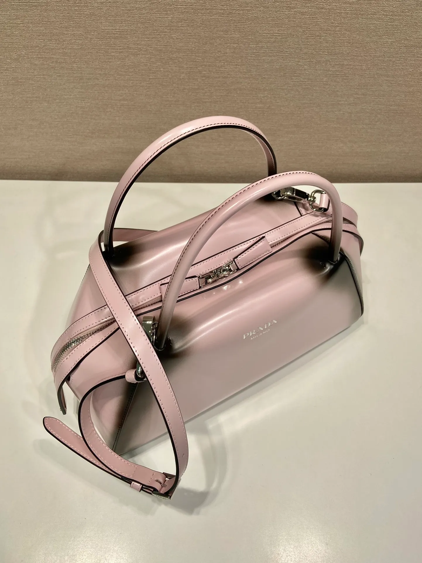 💰1800👏Gradient bowling ball👏1BA365 new medium gradient color🎉 This handbag with exquisite lines will be unveiled at the 2022 autumn and winter fashion show. Equipped with a detachable and adjustable long shoulder strap that can be carried by hand/cross-body. The elegant silhouette features a hand-painted finish that accentuates geometric lines and three-dimensional effects. Casual and stylish. Large capacity space. Everything you need for daily use can be accommodated! Babies. Hurry up and get it🎉🎉, length 31cm high 16x bottom 13.5cm🎉🎉🎉👏👏👏 👏
