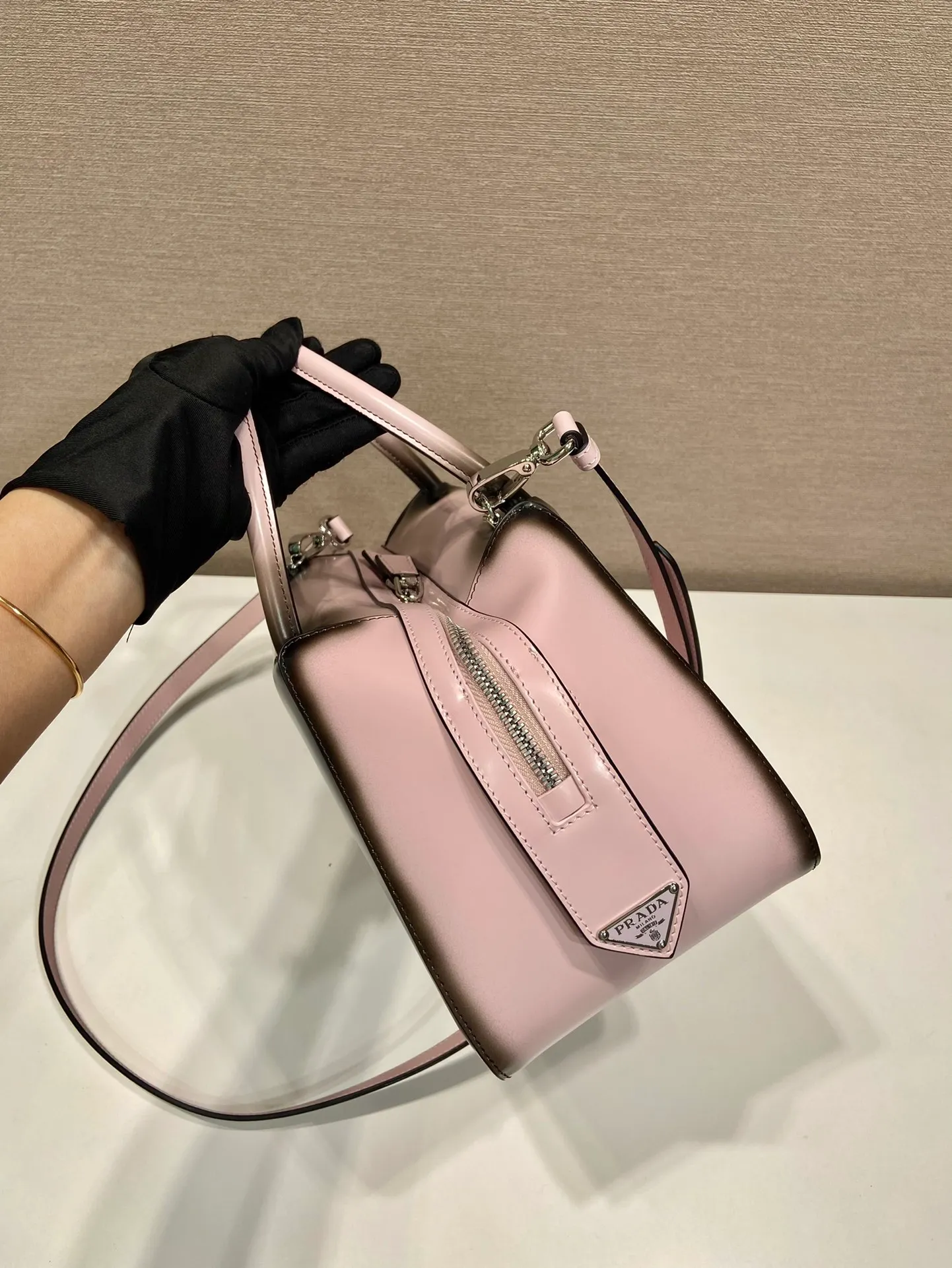 💰1800👏Gradient bowling ball👏1BA365 new medium gradient color🎉 This handbag with exquisite lines will be unveiled at the 2022 autumn and winter fashion show. Equipped with a detachable and adjustable long shoulder strap that can be carried by hand/cross-body. The elegant silhouette features a hand-painted finish that accentuates geometric lines and three-dimensional effects. Casual and stylish. Large capacity space. Everything you need for daily use can be accommodated! Babies. Hurry up and get it🎉🎉, length 31cm high 16x bottom 13.5cm🎉🎉🎉👏👏👏 👏