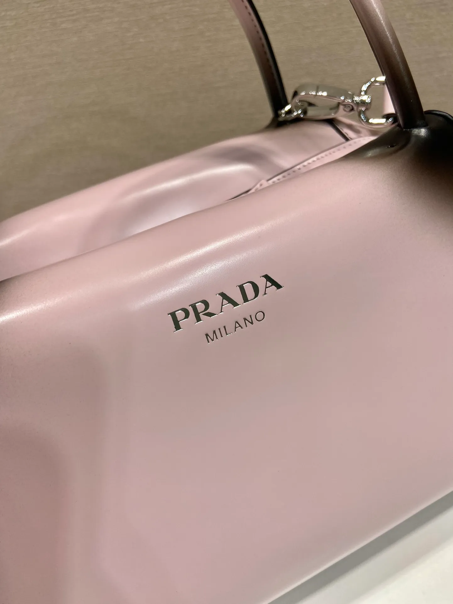💰1800👏Gradient bowling ball👏1BA365 new medium gradient color🎉 This handbag with exquisite lines will be unveiled at the 2022 autumn and winter fashion show. Equipped with a detachable and adjustable long shoulder strap that can be carried by hand/cross-body. The elegant silhouette features a hand-painted finish that accentuates geometric lines and three-dimensional effects. Casual and stylish. Large capacity space. Everything you need for daily use can be accommodated! Babies. Hurry up and get it🎉🎉, length 31cm high 16x bottom 13.5cm🎉🎉🎉👏👏👏 👏