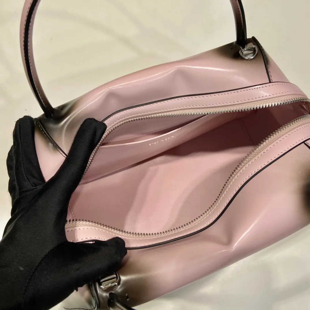 💰1800👏Gradient bowling ball👏1BA365 new medium gradient color🎉 This handbag with exquisite lines will be unveiled at the 2022 autumn and winter fashion show. Equipped with a detachable and adjustable long shoulder strap that can be carried by hand/cross-body. The elegant silhouette features a hand-painted finish that accentuates geometric lines and three-dimensional effects. Casual and stylish. Large capacity space. Everything you need for daily use can be accommodated! Babies. Hurry up and get it🎉🎉, length 31cm high 16x bottom 13.5cm🎉🎉🎉👏👏👏 👏