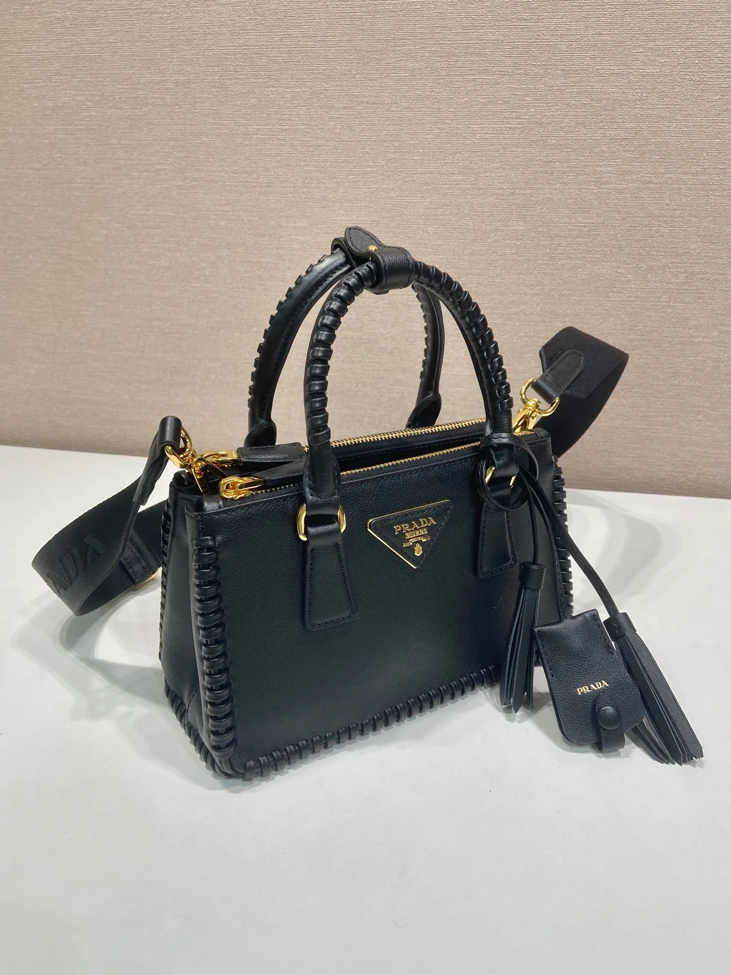 💰1900🎉Woven mini killer🎉1BA916 double shoulder strap🎉🎉 This Galleria handbag is made of iconic imported calfskin, equipped with 2 detachable shoulder straps, hand-woven thread, top brushed hardware👍👍 It is a chic interpretation of classic and timeless elegance. For beauties in the current era of fashionable small bags. It’s worth owning, it can easily be used for girls’ daily travels📱💄🚗🔑, it has large capacity, is beautiful and practical🙊🙊A bag that will never go out of style anytime you use it😘😘Hurry up and get it👏👏Another popular style that will never go out of style🎉🎉 Length 21x Height 12.5x Bottom 8.5cm