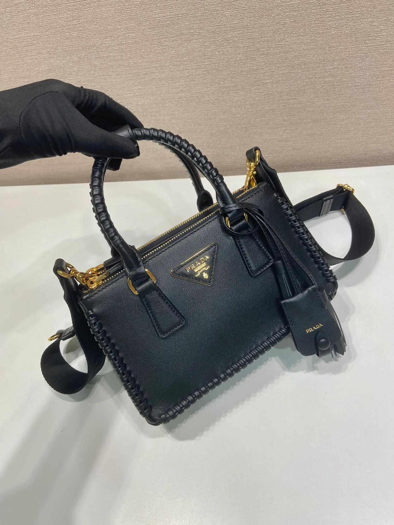💰1900🎉Woven mini killer🎉1BA916 double shoulder strap🎉🎉 This Galleria handbag is made of iconic imported calfskin, equipped with 2 detachable shoulder straps, hand-woven thread, top brushed hardware👍👍 It is a chic interpretation of classic and timeless elegance. For beauties in the current era of fashionable small bags. It’s worth owning, it can easily be used for girls’ daily travels📱💄🚗🔑, it has large capacity, is beautiful and practical🙊🙊A bag that will never go out of style anytime you use it😘😘Hurry up and get it👏👏Another popular style that will never go out of style🎉🎉 Length 21x Height 12.5x Bottom 8.5cm