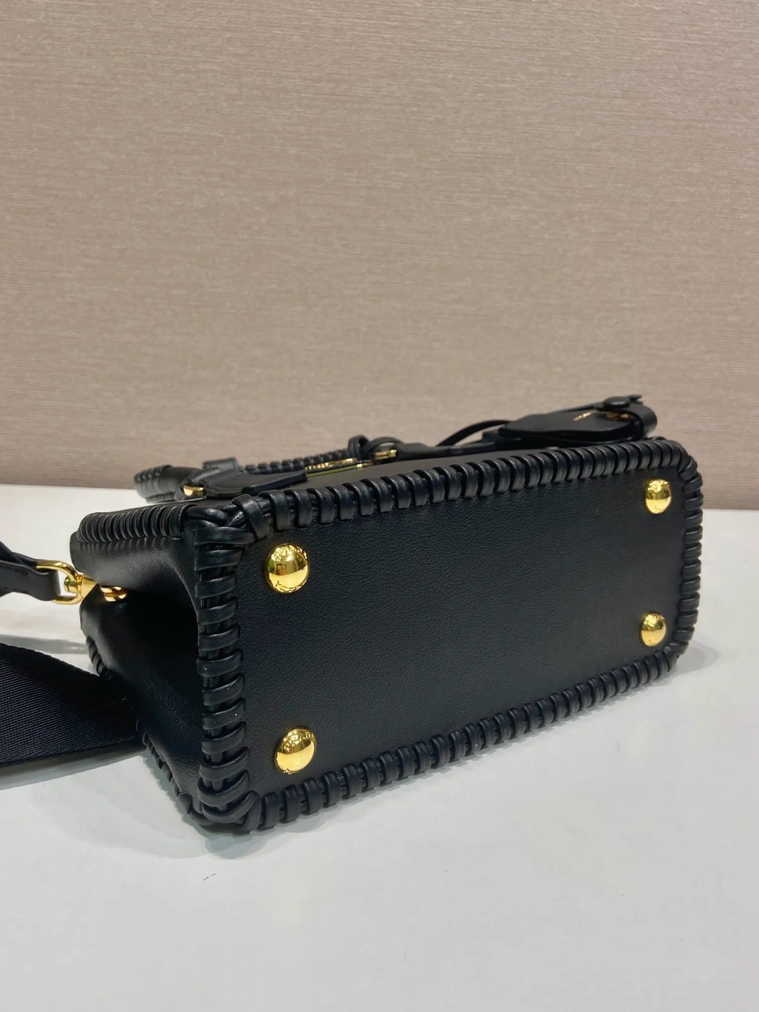 💰1900🎉Woven mini killer🎉1BA916 double shoulder strap🎉🎉 This Galleria handbag is made of iconic imported calfskin, equipped with 2 detachable shoulder straps, hand-woven thread, top brushed hardware👍👍 It is a chic interpretation of classic and timeless elegance. For beauties in the current era of fashionable small bags. It’s worth owning, it can easily be used for girls’ daily travels📱💄🚗🔑, it has large capacity, is beautiful and practical🙊🙊A bag that will never go out of style anytime you use it😘😘Hurry up and get it👏👏Another popular style that will never go out of style🎉🎉 Length 21x Height 12.5x Bottom 8.5cm