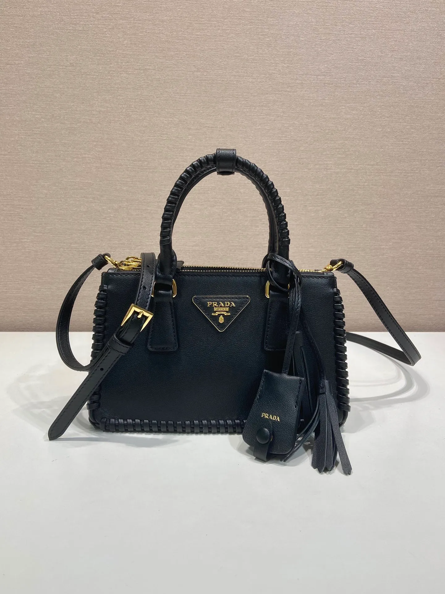 💰1900🎉Woven mini killer🎉1BA916 double shoulder strap🎉🎉 This Galleria handbag is made of iconic imported calfskin, equipped with 2 detachable shoulder straps, hand-woven thread, top brushed hardware👍👍 It is a chic interpretation of classic and timeless elegance. For beauties in the current era of fashionable small bags. It’s worth owning, it can easily be used for girls’ daily travels📱💄🚗🔑, it has large capacity, is beautiful and practical🙊🙊A bag that will never go out of style anytime you use it😘😘Hurry up and get it👏👏Another popular style that will never go out of style🎉🎉 Length 21x Height 12.5x Bottom 8.5cm