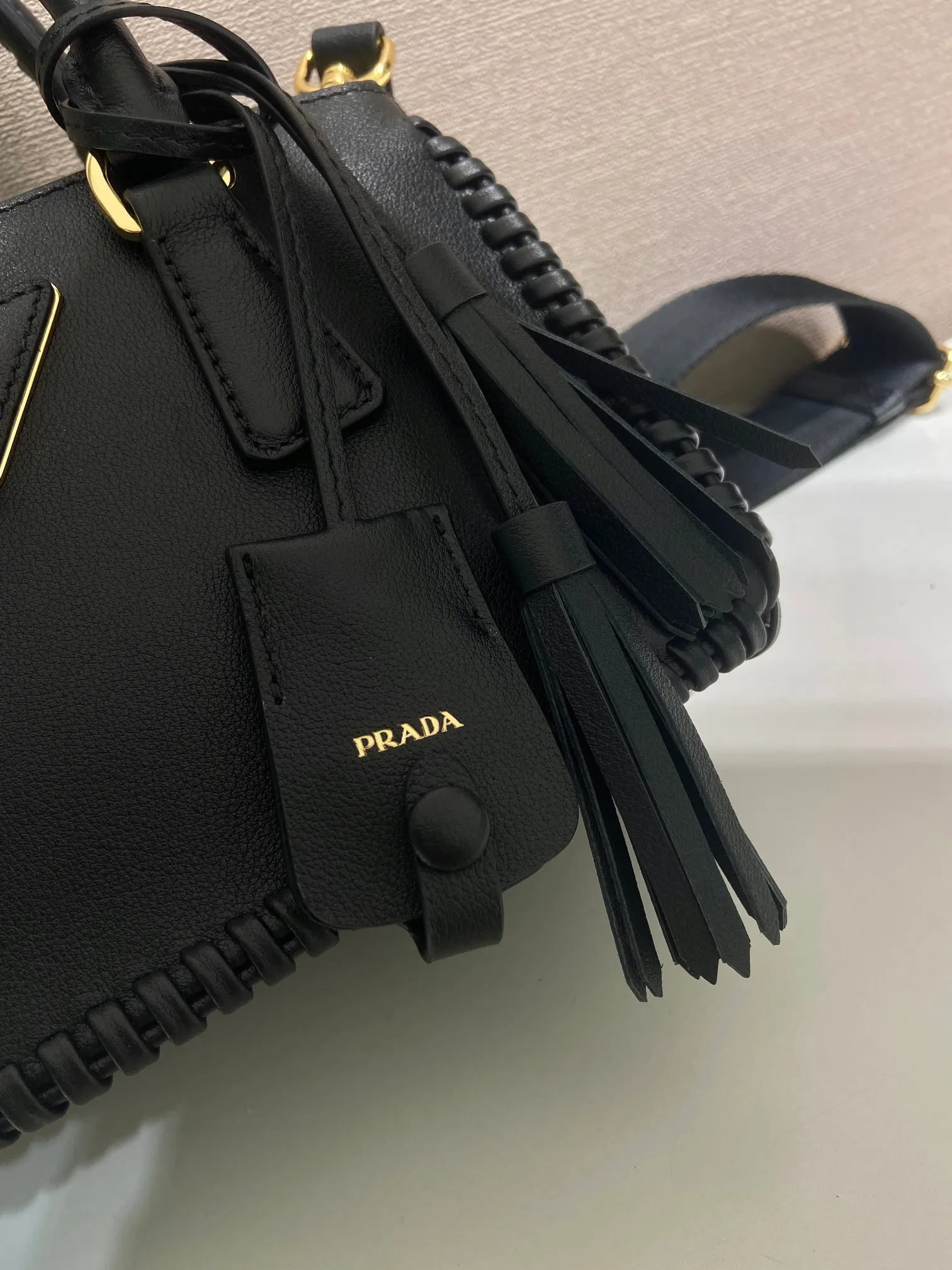 💰1900🎉Woven mini killer🎉1BA916 double shoulder strap🎉🎉 This Galleria handbag is made of iconic imported calfskin, equipped with 2 detachable shoulder straps, hand-woven thread, top brushed hardware👍👍 It is a chic interpretation of classic and timeless elegance. For beauties in the current era of fashionable small bags. It’s worth owning, it can easily be used for girls’ daily travels📱💄🚗🔑, it has large capacity, is beautiful and practical🙊🙊A bag that will never go out of style anytime you use it😘😘Hurry up and get it👏👏Another popular style that will never go out of style🎉🎉 Length 21x Height 12.5x Bottom 8.5cm