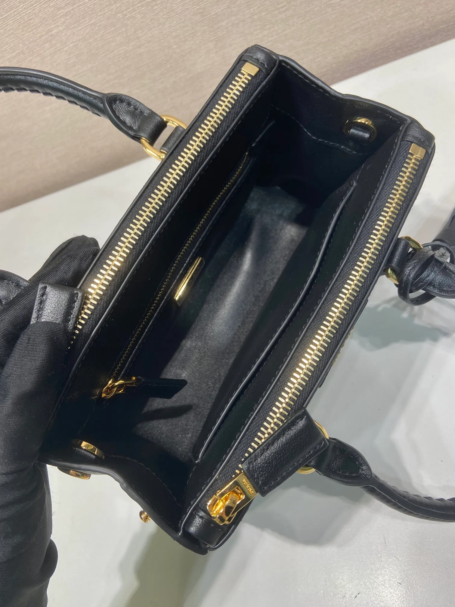 💰1900🎉Woven mini killer🎉1BA916 double shoulder strap🎉🎉 This Galleria handbag is made of iconic imported calfskin, equipped with 2 detachable shoulder straps, hand-woven thread, top brushed hardware👍👍 It is a chic interpretation of classic and timeless elegance. For beauties in the current era of fashionable small bags. It’s worth owning, it can easily be used for girls’ daily travels📱💄🚗🔑, it has large capacity, is beautiful and practical🙊🙊A bag that will never go out of style anytime you use it😘😘Hurry up and get it👏👏Another popular style that will never go out of style🎉🎉 Length 21x Height 12.5x Bottom 8.5cm