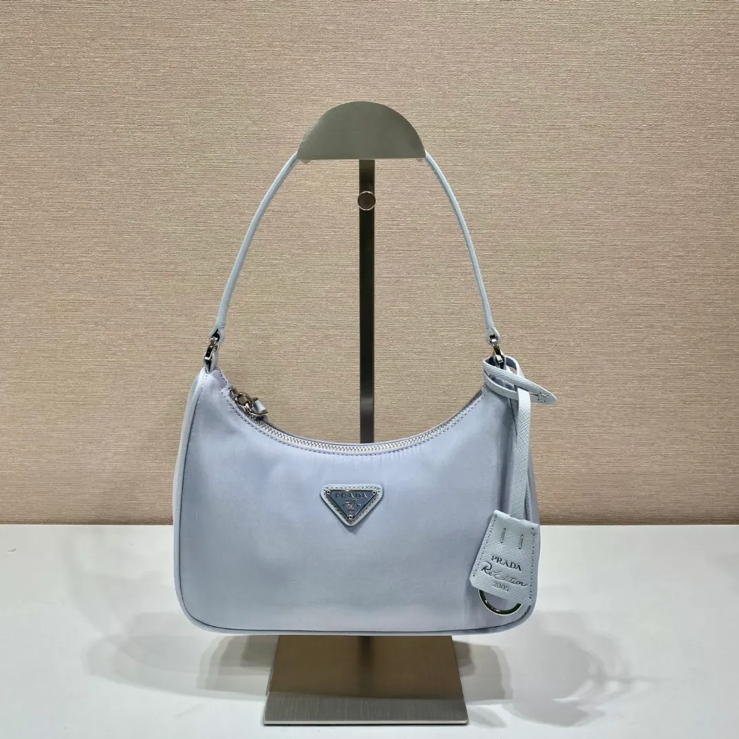 💰700🔥New color ice gray🔥Original quality👍New 1NE204 moon-shaped second-hand bag, made of imported original parachute fabric, hand-operated cross-grain cowhide, lightweight and practical Hobo armpit bag, super simple and eye-catching👍👍, small/light/packable/easy to wear/fashionable armpit bag, and can be carried by hand, super easy to use😍😍. It is currently the most popular bag among celebrities, aren’t you excited😜😜, ladies, hurry up, length 22X height 12 people x bottom 6cm👏👏👏💰💰💰