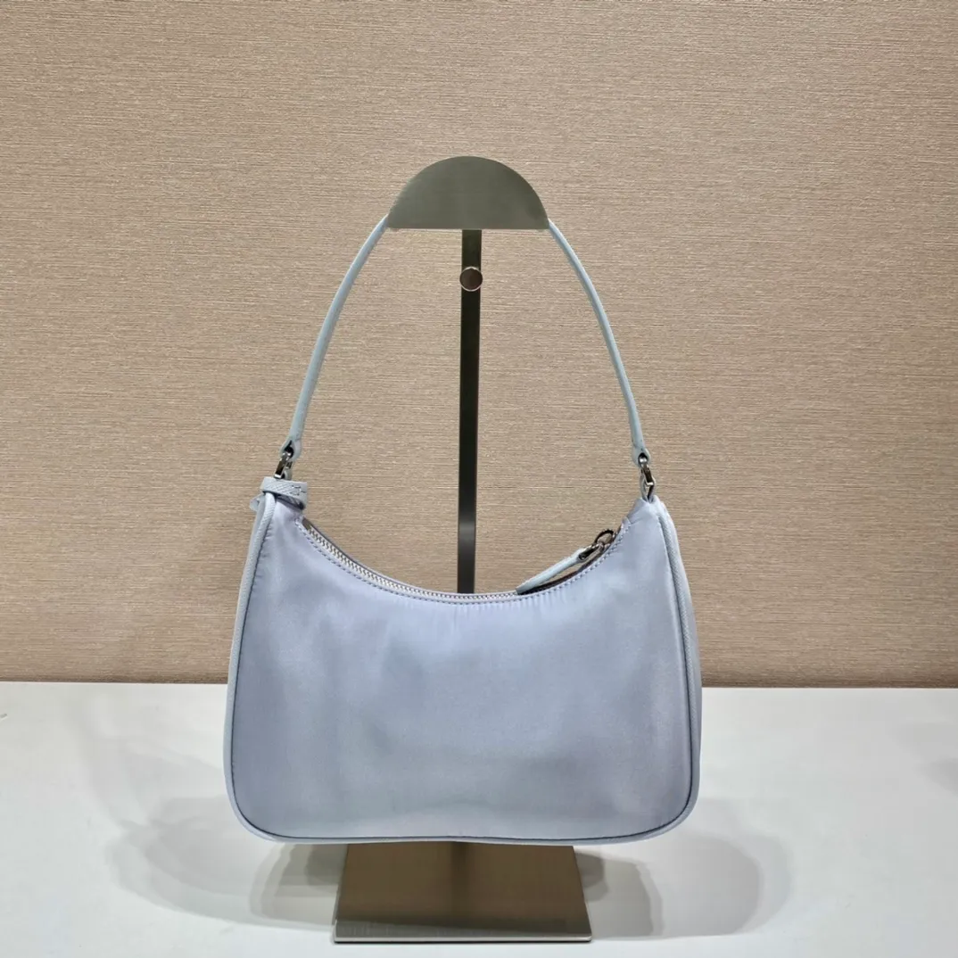 💰700🔥New color ice gray🔥Original quality👍New 1NE204 moon-shaped second-hand bag, made of imported original parachute fabric, hand-operated cross-grain cowhide, lightweight and practical Hobo armpit bag, super simple and eye-catching👍👍, small/light/packable/easy to wear/fashionable armpit bag, and can be carried by hand, super easy to use😍😍. It is currently the most popular bag among celebrities, aren’t you excited😜😜, ladies, hurry up, length 22X height 12 people x bottom 6cm👏👏👏💰💰💰