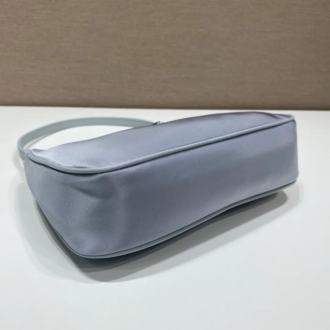 💰700🔥New color ice gray🔥Original quality👍New 1NE204 moon-shaped second-hand bag, made of imported original parachute fabric, hand-operated cross-grain cowhide, lightweight and practical Hobo armpit bag, super simple and eye-catching👍👍, small/light/packable/easy to wear/fashionable armpit bag, and can be carried by hand, super easy to use😍😍. It is currently the most popular bag among celebrities, aren’t you excited😜😜, ladies, hurry up, length 22X height 12 people x bottom 6cm👏👏👏💰💰💰