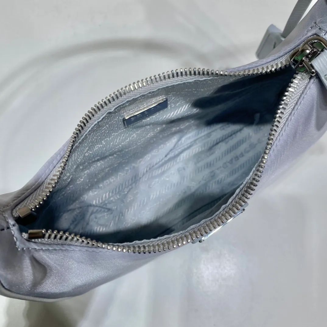 💰700🔥New color ice gray🔥Original quality👍New 1NE204 moon-shaped second-hand bag, made of imported original parachute fabric, hand-operated cross-grain cowhide, lightweight and practical Hobo armpit bag, super simple and eye-catching👍👍, small/light/packable/easy to wear/fashionable armpit bag, and can be carried by hand, super easy to use😍😍. It is currently the most popular bag among celebrities, aren’t you excited😜😜, ladies, hurry up, length 22X height 12 people x bottom 6cm👏👏👏💰💰💰