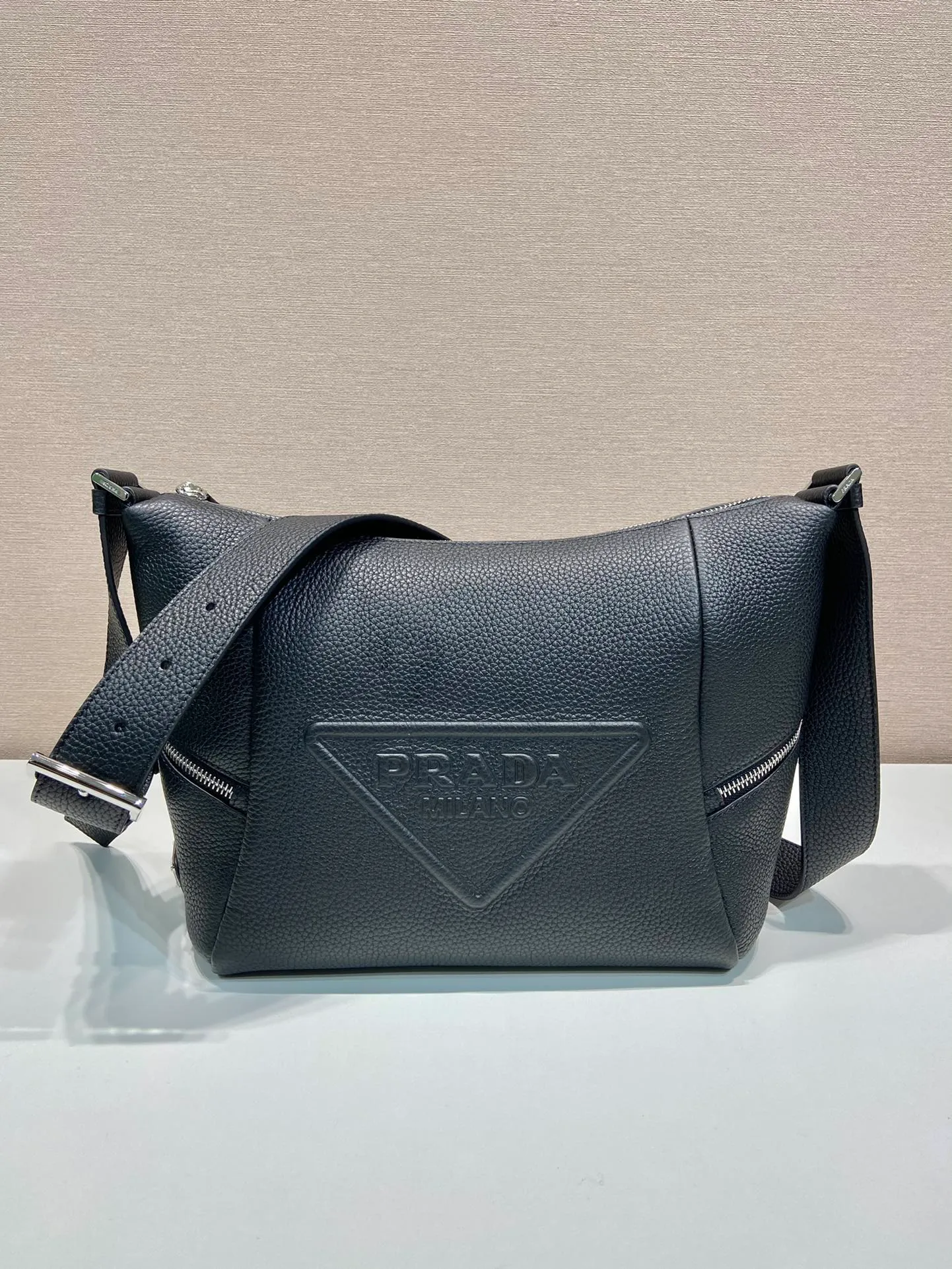 💰1700🎉New messenger bag🎉2VH165🎉🎉 This soft shoulder bag interprets the versatile simple design. The main body is wrapped in a triangle with the engraved logo, subtly decorating the body of the bag. Adjustable long leather shoulder strap, two exterior zipped pockets, interior zipped pocket. The functionality must be strong, and the upper body effect is cool and casual🎉🎉 Length 26x Height 23x Bottom 11cm🎉🎉🎉🍊🍊🍊