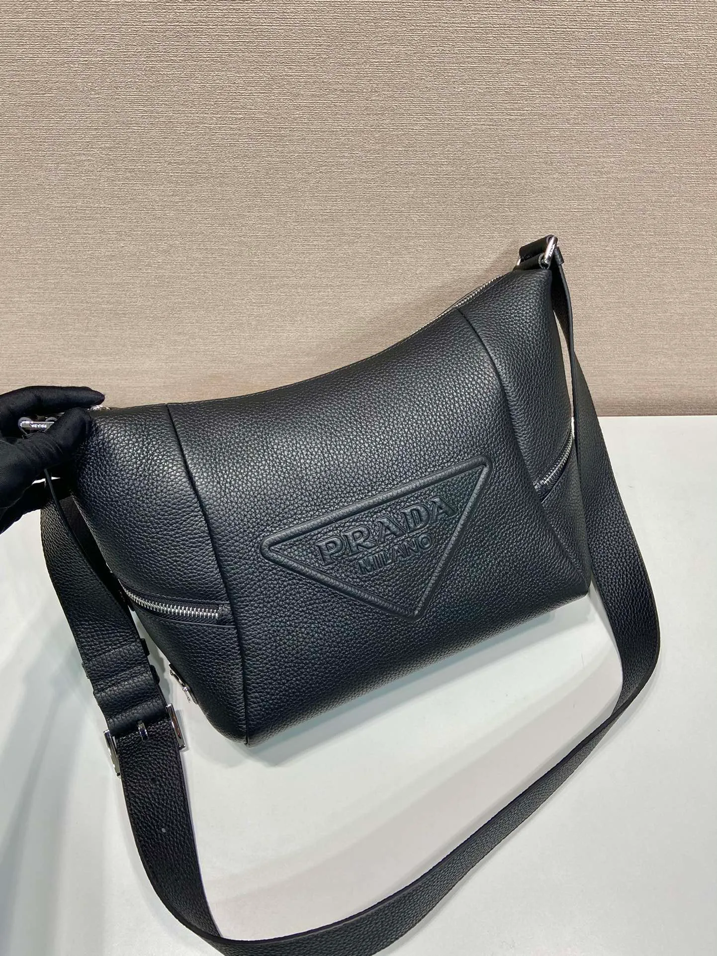 💰1700🎉New messenger bag🎉2VH165🎉🎉 This soft shoulder bag interprets the versatile simple design. The main body is wrapped in a triangle with the engraved logo, subtly decorating the body of the bag. Adjustable long leather shoulder strap, two exterior zipped pockets, interior zipped pocket. The functionality must be strong, and the upper body effect is cool and casual🎉🎉 Length 26x Height 23x Bottom 11cm🎉🎉🎉🍊🍊🍊