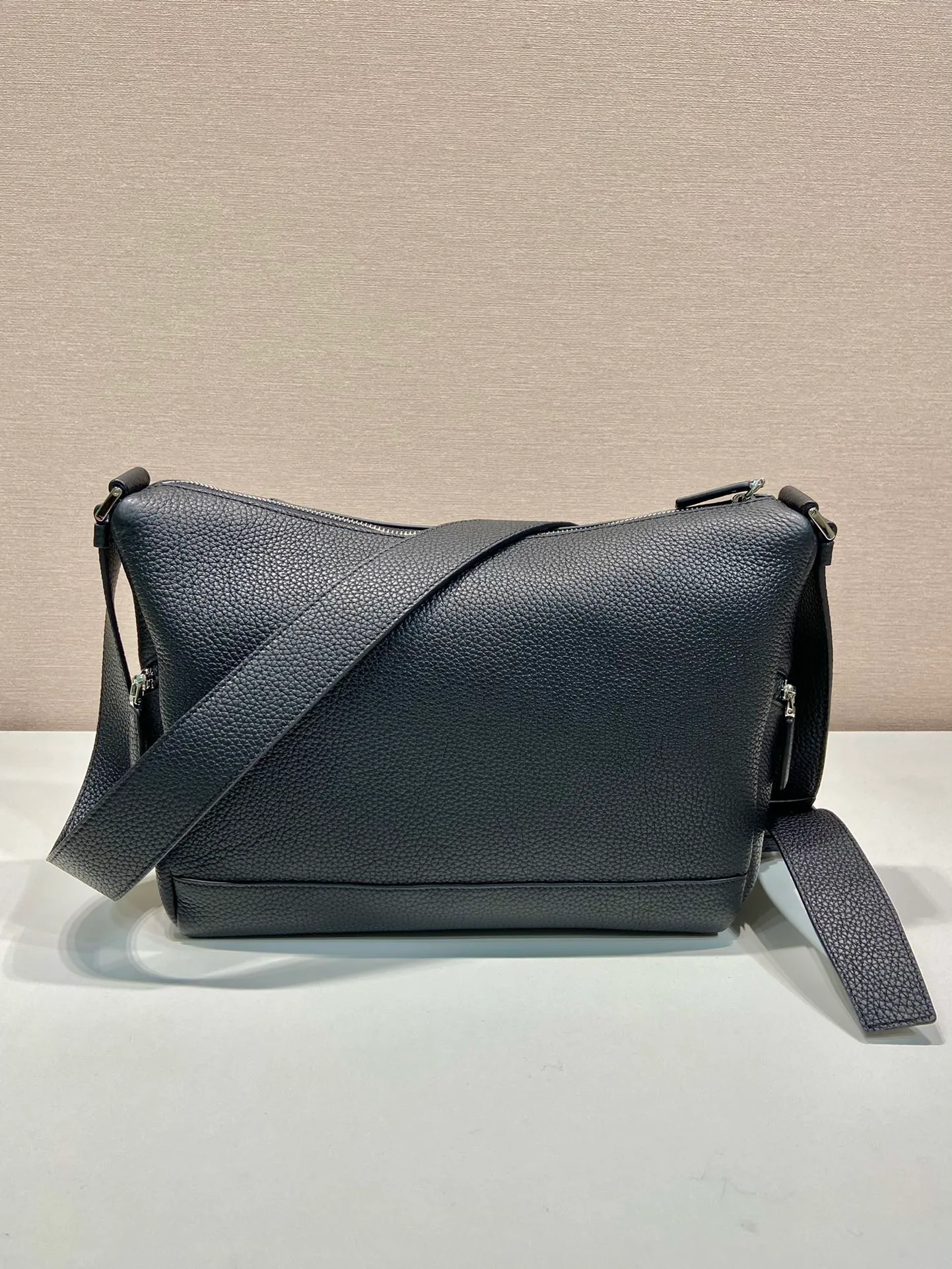 💰1700🎉New messenger bag🎉2VH165🎉🎉 This soft shoulder bag interprets the versatile simple design. The main body is wrapped in a triangle with the engraved logo, subtly decorating the body of the bag. Adjustable long leather shoulder strap, two exterior zipped pockets, interior zipped pocket. The functionality must be strong, and the upper body effect is cool and casual🎉🎉 Length 26x Height 23x Bottom 11cm🎉🎉🎉🍊🍊🍊