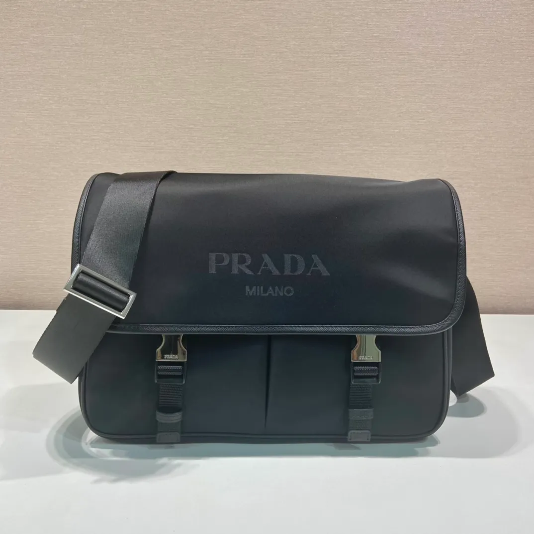 💰1120, the classic VA0768 messenger bag has arrived🎉🎉🎉Saffiano leather intarsia-embellished nylon clamshell bag with padded shoulder strap, top-grade hardware, imported parachute fabric, 165 OEM code, it is light, practical and fashionable on the back [color][color][color], length 32x height 24x bottom 12cm