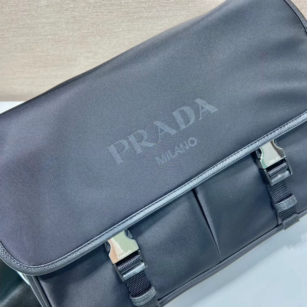 💰1120, the classic VA0768 messenger bag has arrived🎉🎉🎉Saffiano leather intarsia-embellished nylon clamshell bag with padded shoulder strap, top-grade hardware, imported parachute fabric, 165 OEM code, it is light, practical and fashionable on the back [color][color][color], length 32x height 24x bottom 12cm