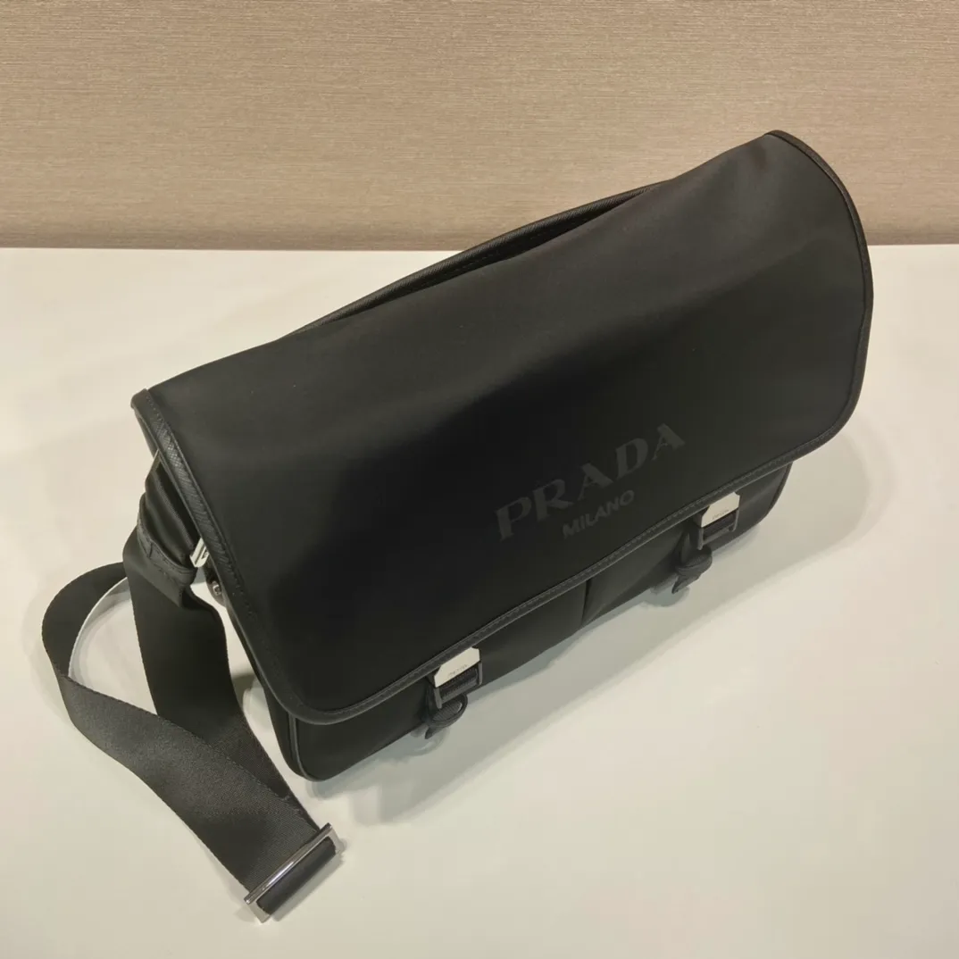 💰1120, the classic VA0768 messenger bag has arrived🎉🎉🎉Saffiano leather intarsia-embellished nylon clamshell bag with padded shoulder strap, top-grade hardware, imported parachute fabric, 165 OEM code, it is light, practical and fashionable on the back [color][color][color], length 32x height 24x bottom 12cm