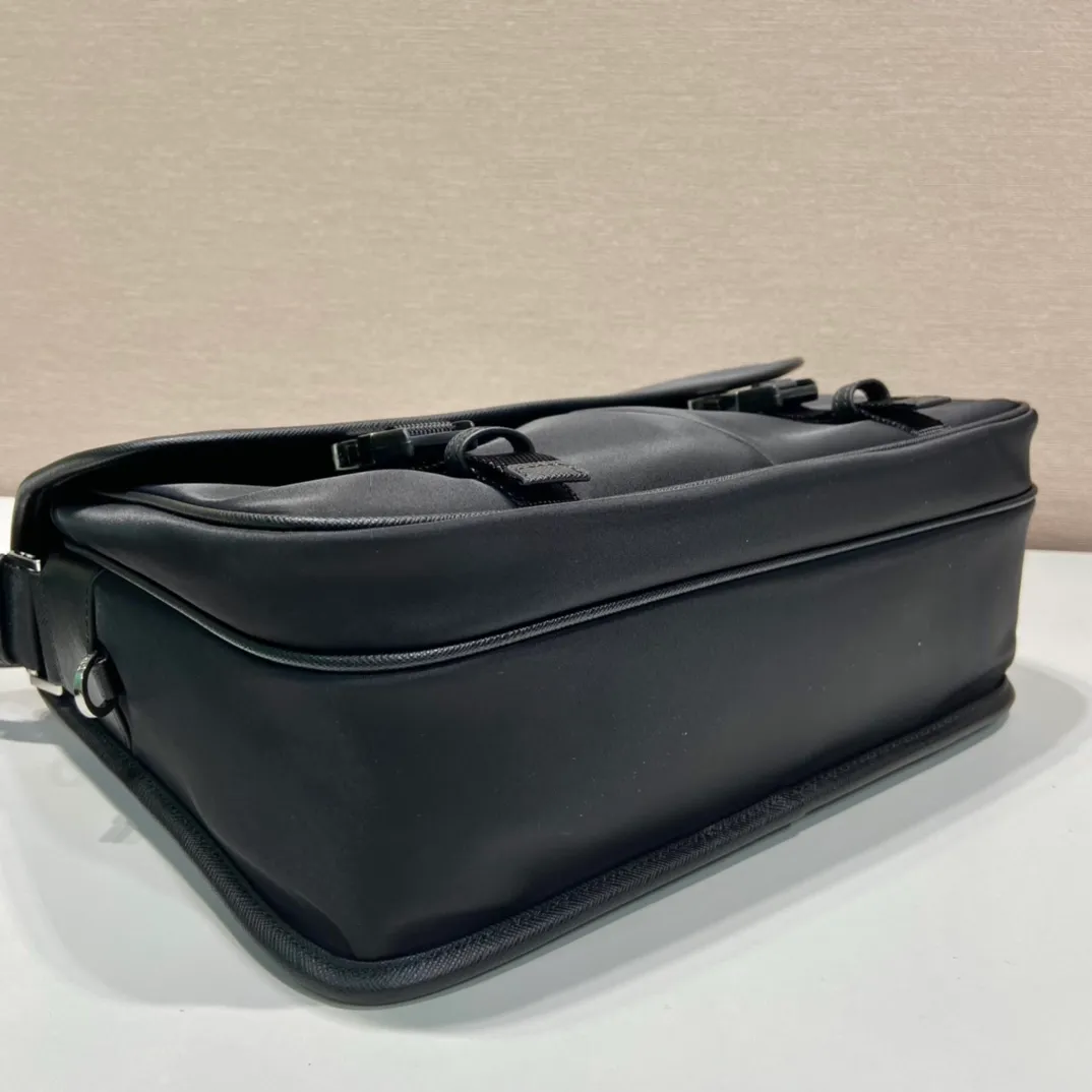 💰1120, the classic VA0768 messenger bag has arrived🎉🎉🎉Saffiano leather intarsia-embellished nylon clamshell bag with padded shoulder strap, top-grade hardware, imported parachute fabric, 165 OEM code, it is light, practical and fashionable on the back [color][color][color], length 32x height 24x bottom 12cm