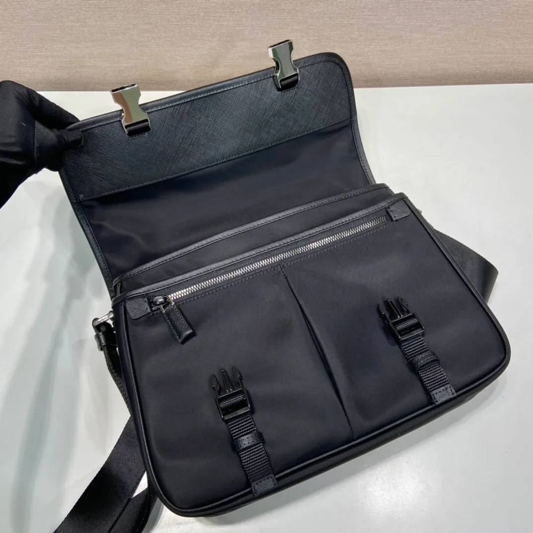 💰1120, the classic VA0768 messenger bag has arrived🎉🎉🎉Saffiano leather intarsia-embellished nylon clamshell bag with padded shoulder strap, top-grade hardware, imported parachute fabric, 165 OEM code, it is light, practical and fashionable on the back [color][color][color], length 32x height 24x bottom 12cm