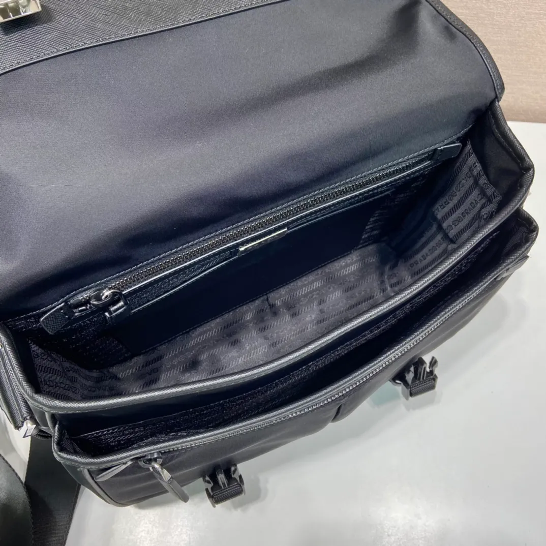 💰1120, the classic VA0768 messenger bag has arrived🎉🎉🎉Saffiano leather intarsia-embellished nylon clamshell bag with padded shoulder strap, top-grade hardware, imported parachute fabric, 165 OEM code, it is light, practical and fashionable on the back [color][color][color], length 32x height 24x bottom 12cm