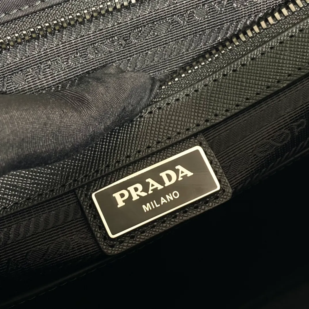 💰1120, the classic VA0768 messenger bag has arrived🎉🎉🎉Saffiano leather intarsia-embellished nylon clamshell bag with padded shoulder strap, top-grade hardware, imported parachute fabric, 165 OEM code, it is light, practical and fashionable on the back [color][color][color], length 32x height 24x bottom 12cm