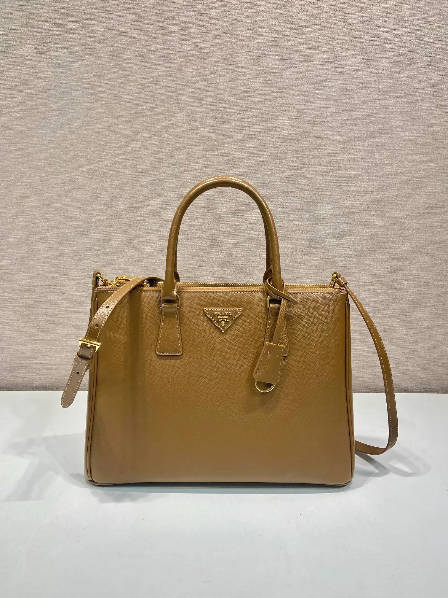 💰2040💋Classic hot model 1BA274💋Original item/fully upgraded version🤙🤙Made of imported cross-grain cowhide. Top brushed hardware🤙🤙Galleria The handbag design is classic and timeless, the most iconic killer bag👏🏻👏🏻, a timeless style, equipped with multiple pockets and a detachable shoulder strap, 175 OEM code, length 33X height 24x bottom 15cm.🤙🤙🤙💰💰💰💰