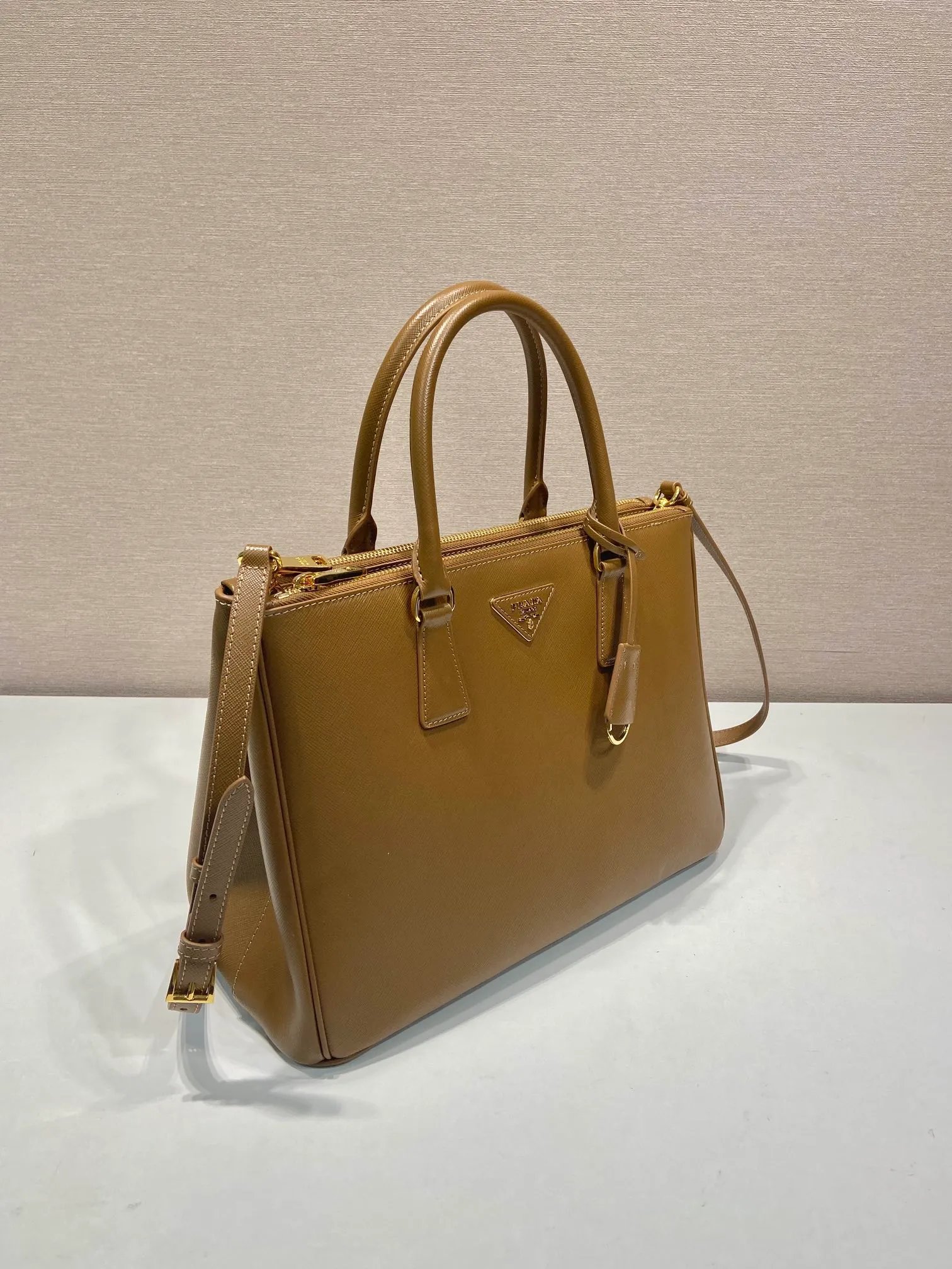 💰2040💋Classic hot model 1BA274💋Original item/fully upgraded version🤙🤙Made of imported cross-grain cowhide. Top brushed hardware🤙🤙Galleria The handbag design is classic and timeless, the most iconic killer bag👏🏻👏🏻, a timeless style, equipped with multiple pockets and a detachable shoulder strap, 175 OEM code, length 33X height 24x bottom 15cm.🤙🤙🤙💰💰💰💰