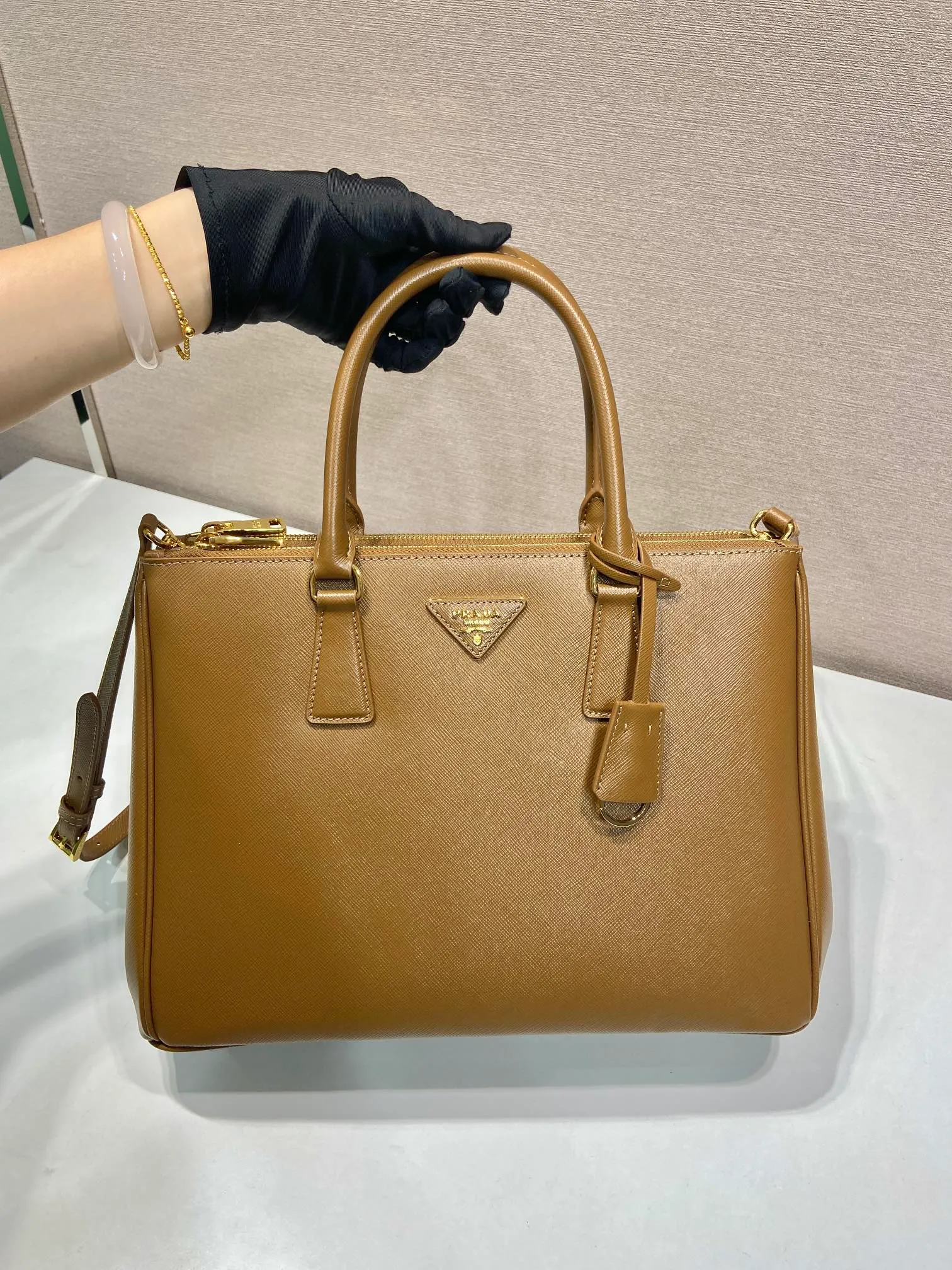 💰2040💋Classic hot model 1BA274💋Original item/fully upgraded version🤙🤙Made of imported cross-grain cowhide. Top brushed hardware🤙🤙Galleria The handbag design is classic and timeless, the most iconic killer bag👏🏻👏🏻, a timeless style, equipped with multiple pockets and a detachable shoulder strap, 175 OEM code, length 33X height 24x bottom 15cm.🤙🤙🤙💰💰💰💰