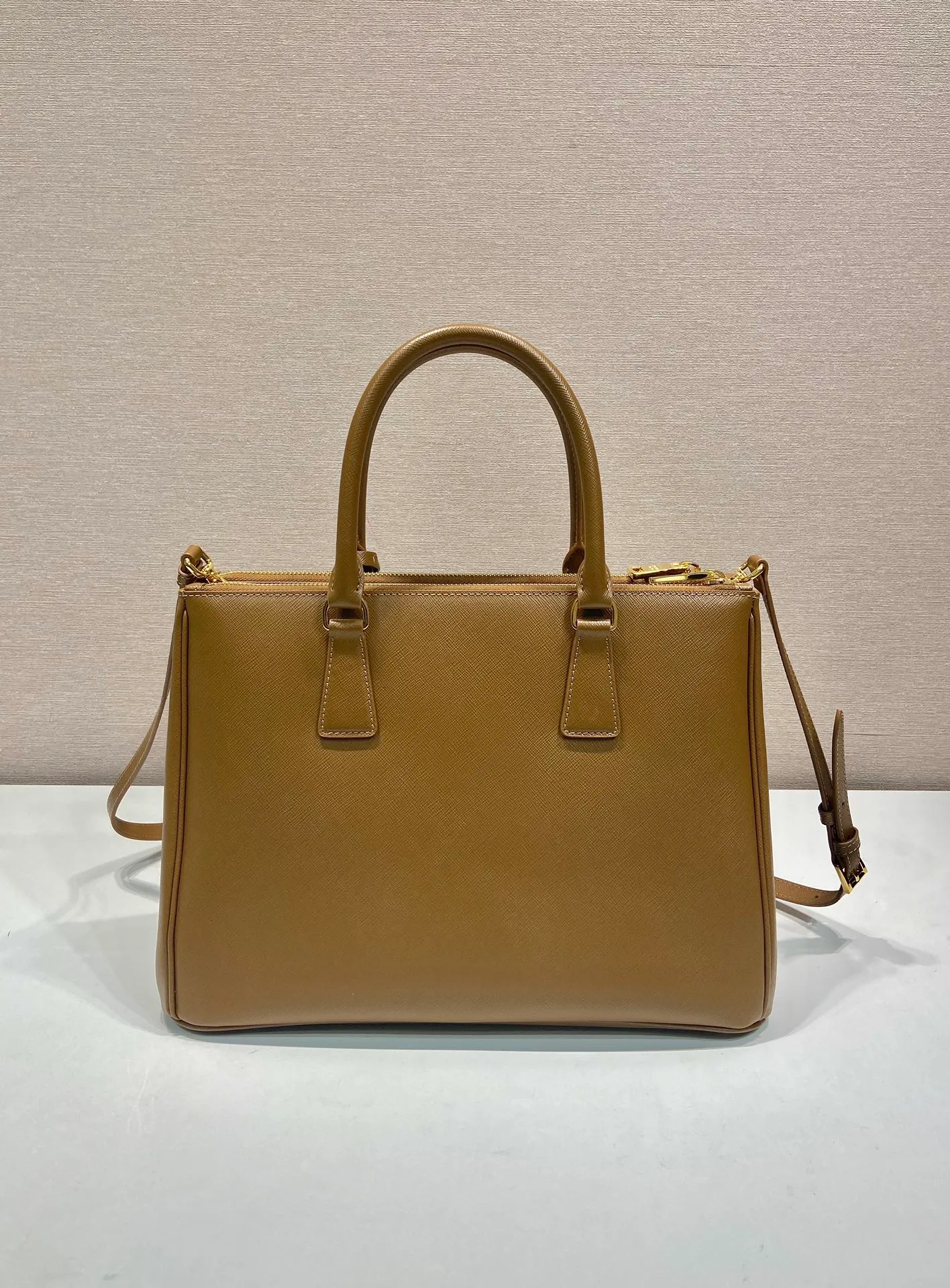 💰2040💋Classic hot model 1BA274💋Original item/fully upgraded version🤙🤙Made of imported cross-grain cowhide. Top brushed hardware🤙🤙Galleria The handbag design is classic and timeless, the most iconic killer bag👏🏻👏🏻, a timeless style, equipped with multiple pockets and a detachable shoulder strap, 175 OEM code, length 33X height 24x bottom 15cm.🤙🤙🤙💰💰💰💰