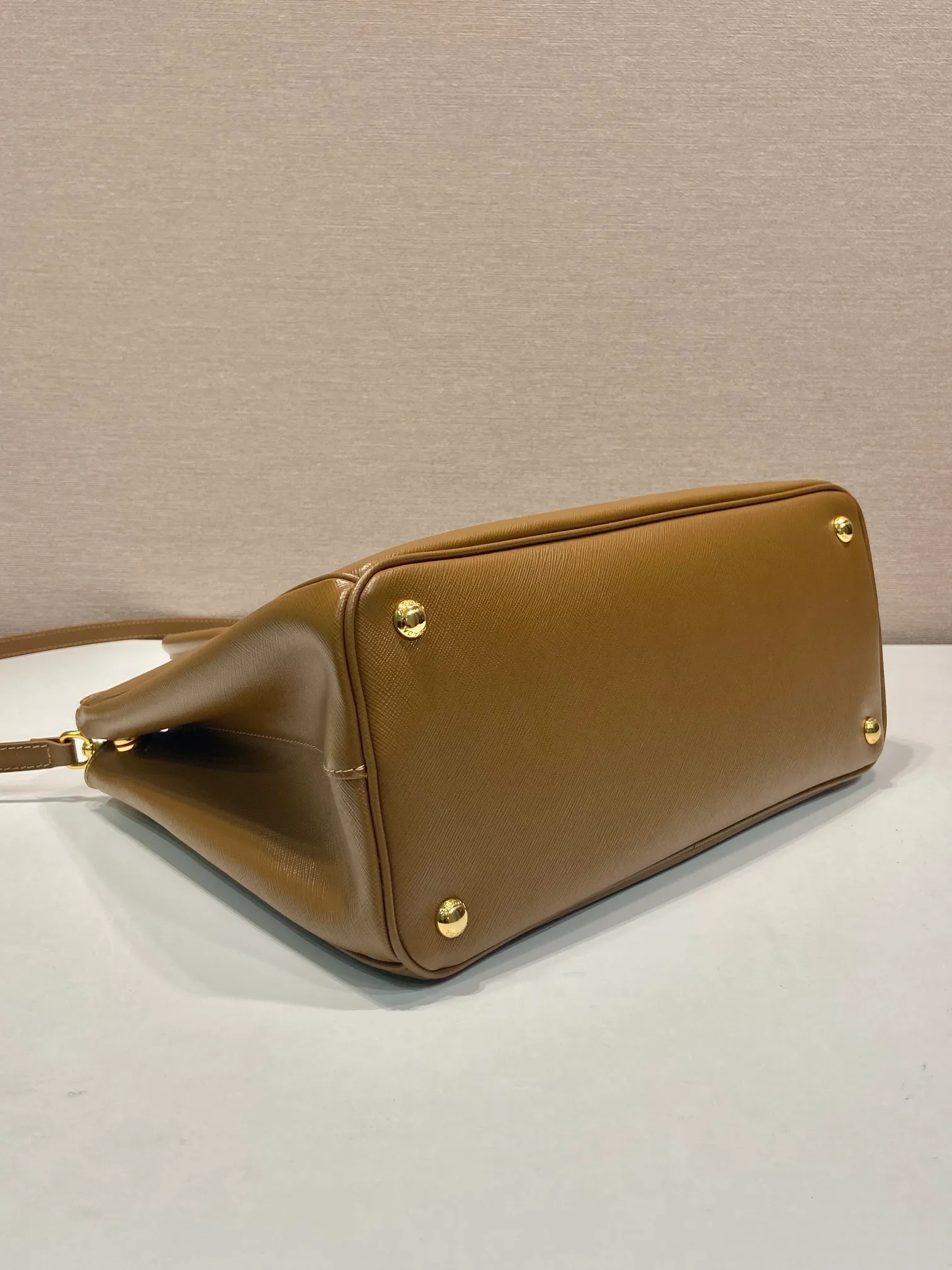💰2040💋Classic hot model 1BA274💋Original item/fully upgraded version🤙🤙Made of imported cross-grain cowhide. Top brushed hardware🤙🤙Galleria The handbag design is classic and timeless, the most iconic killer bag👏🏻👏🏻, a timeless style, equipped with multiple pockets and a detachable shoulder strap, 175 OEM code, length 33X height 24x bottom 15cm.🤙🤙🤙💰💰💰💰