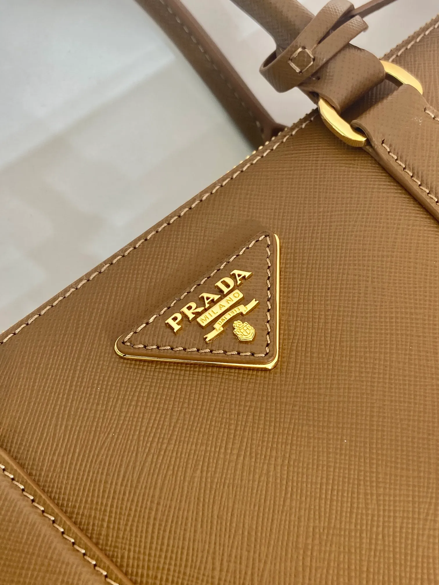 💰2040💋Classic hot model 1BA274💋Original item/fully upgraded version🤙🤙Made of imported cross-grain cowhide. Top brushed hardware🤙🤙Galleria The handbag design is classic and timeless, the most iconic killer bag👏🏻👏🏻, a timeless style, equipped with multiple pockets and a detachable shoulder strap, 175 OEM code, length 33X height 24x bottom 15cm.🤙🤙🤙💰💰💰💰