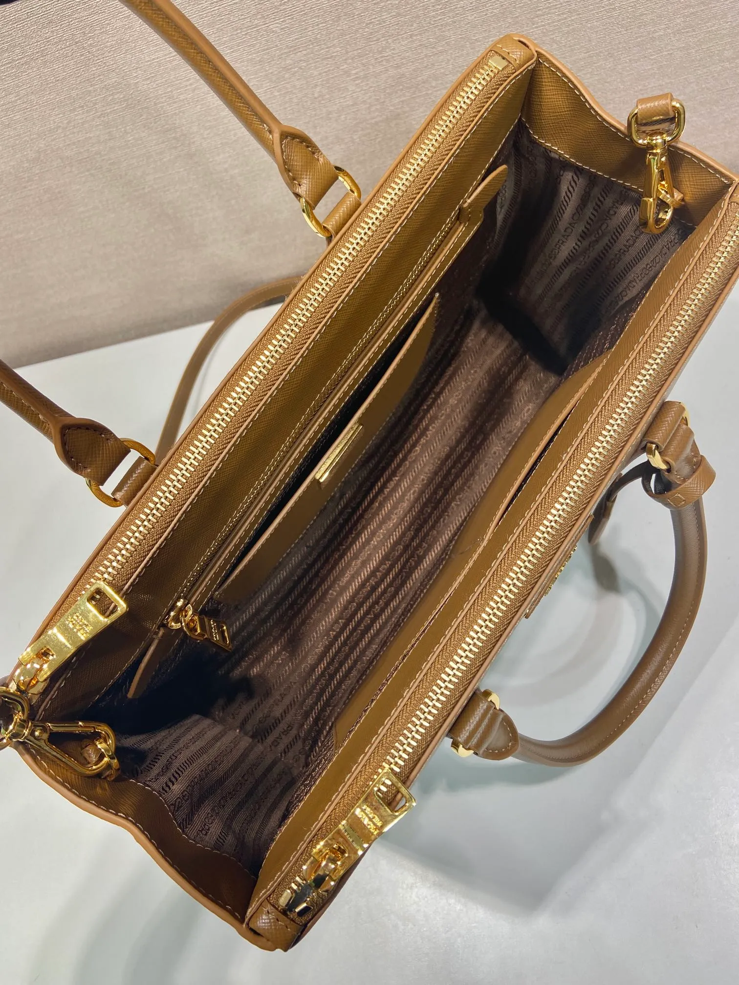 💰2040💋Classic hot model 1BA274💋Original item/fully upgraded version🤙🤙Made of imported cross-grain cowhide. Top brushed hardware🤙🤙Galleria The handbag design is classic and timeless, the most iconic killer bag👏🏻👏🏻, a timeless style, equipped with multiple pockets and a detachable shoulder strap, 175 OEM code, length 33X height 24x bottom 15cm.🤙🤙🤙💰💰💰💰