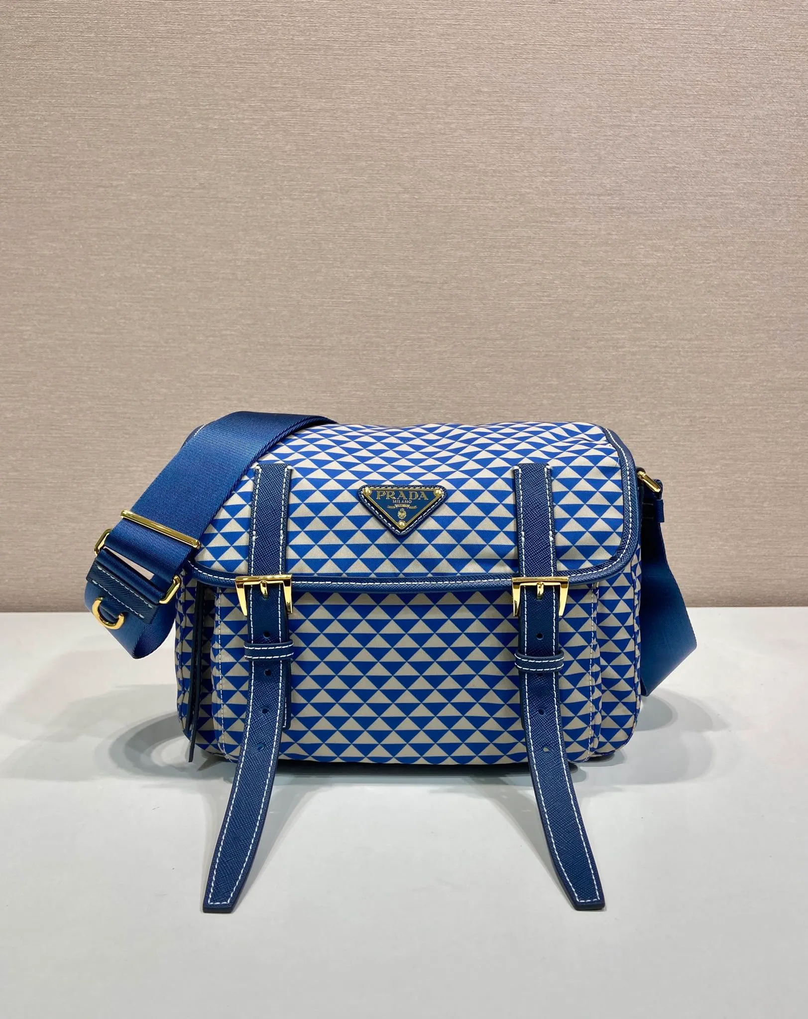 💰1320🎉New Symbole🎉1BD383 Messenger Bag🎉 This messenger bag is made of fabric-printed nylon fabric with cross-grain cowhide. The color is eye-catching, and the print on the bag is composed of classic triangles, which is very eye-catching and has a large space. She is so beautiful😘, beauties, hurry up and get it, it is a must-have in spring and summer👏👏 Length 25x height 19.5x base 11cm🎉🎉🎉💰💰💰