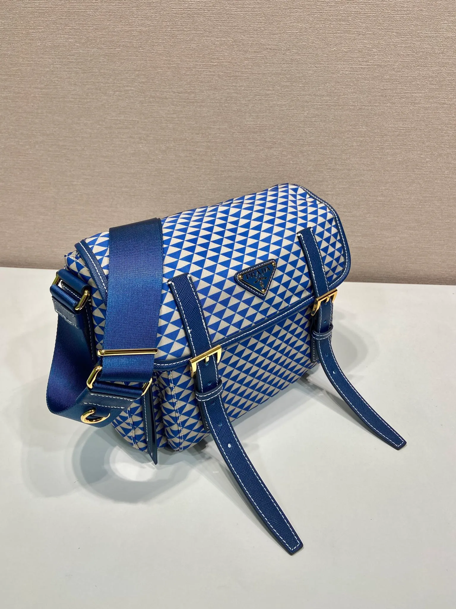 💰1320🎉New Symbole🎉1BD383 Messenger Bag🎉 This messenger bag is made of fabric-printed nylon fabric with cross-grain cowhide. The color is eye-catching, and the print on the bag is composed of classic triangles, which is very eye-catching and has a large space. She is so beautiful😘, beauties, hurry up and get it, it is a must-have in spring and summer👏👏 Length 25x height 19.5x base 11cm🎉🎉🎉💰💰💰