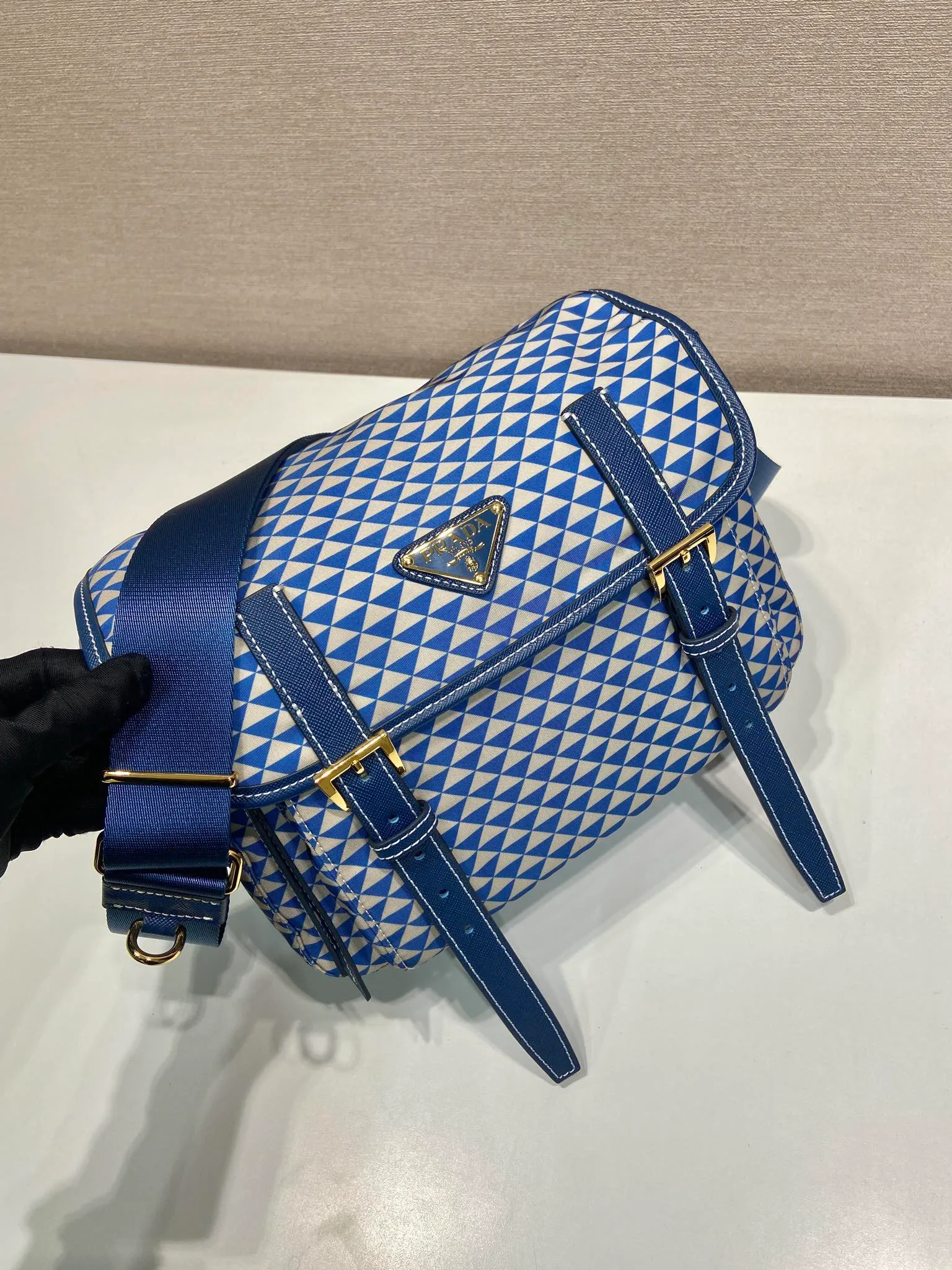 💰1320🎉New Symbole🎉1BD383 Messenger Bag🎉 This messenger bag is made of fabric-printed nylon fabric with cross-grain cowhide. The color is eye-catching, and the print on the bag is composed of classic triangles, which is very eye-catching and has a large space. She is so beautiful😘, beauties, hurry up and get it, it is a must-have in spring and summer👏👏 Length 25x height 19.5x base 11cm🎉🎉🎉💰💰💰
