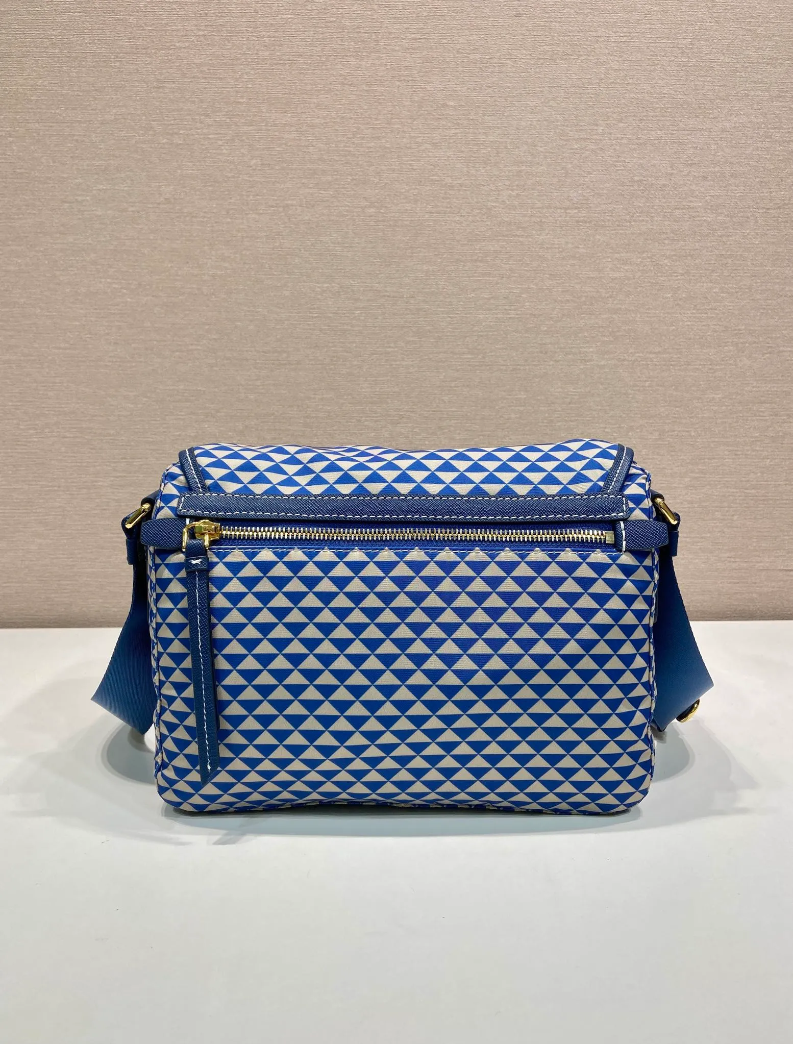 💰1320🎉New Symbole🎉1BD383 Messenger Bag🎉 This messenger bag is made of fabric-printed nylon fabric with cross-grain cowhide. The color is eye-catching, and the print on the bag is composed of classic triangles, which is very eye-catching and has a large space. She is so beautiful😘, beauties, hurry up and get it, it is a must-have in spring and summer👏👏 Length 25x height 19.5x base 11cm🎉🎉🎉💰💰💰